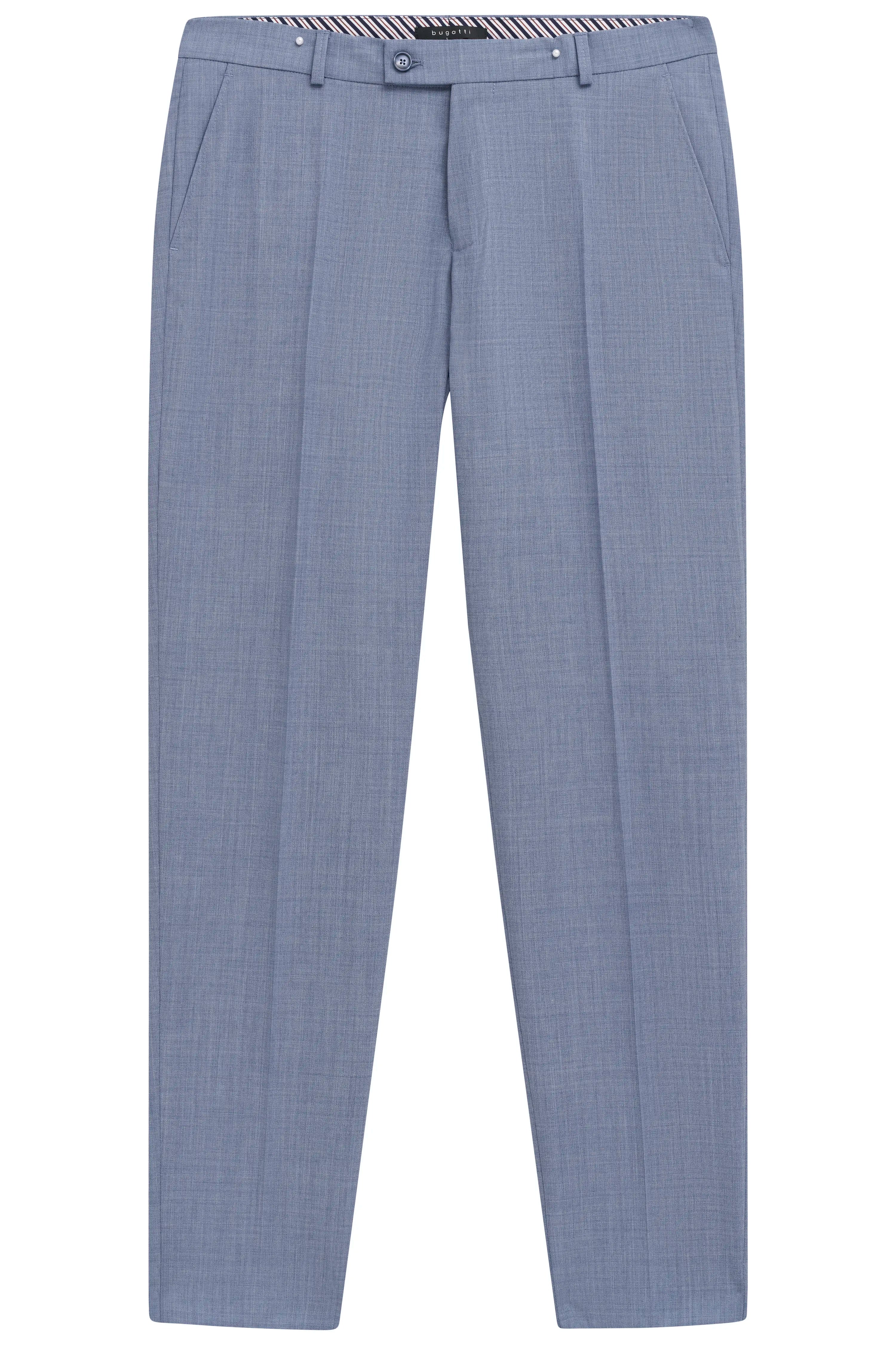 Model in witte trui, blauwe broek, bruine schoenen. Staande pose, bugatti stijl en elegantie.