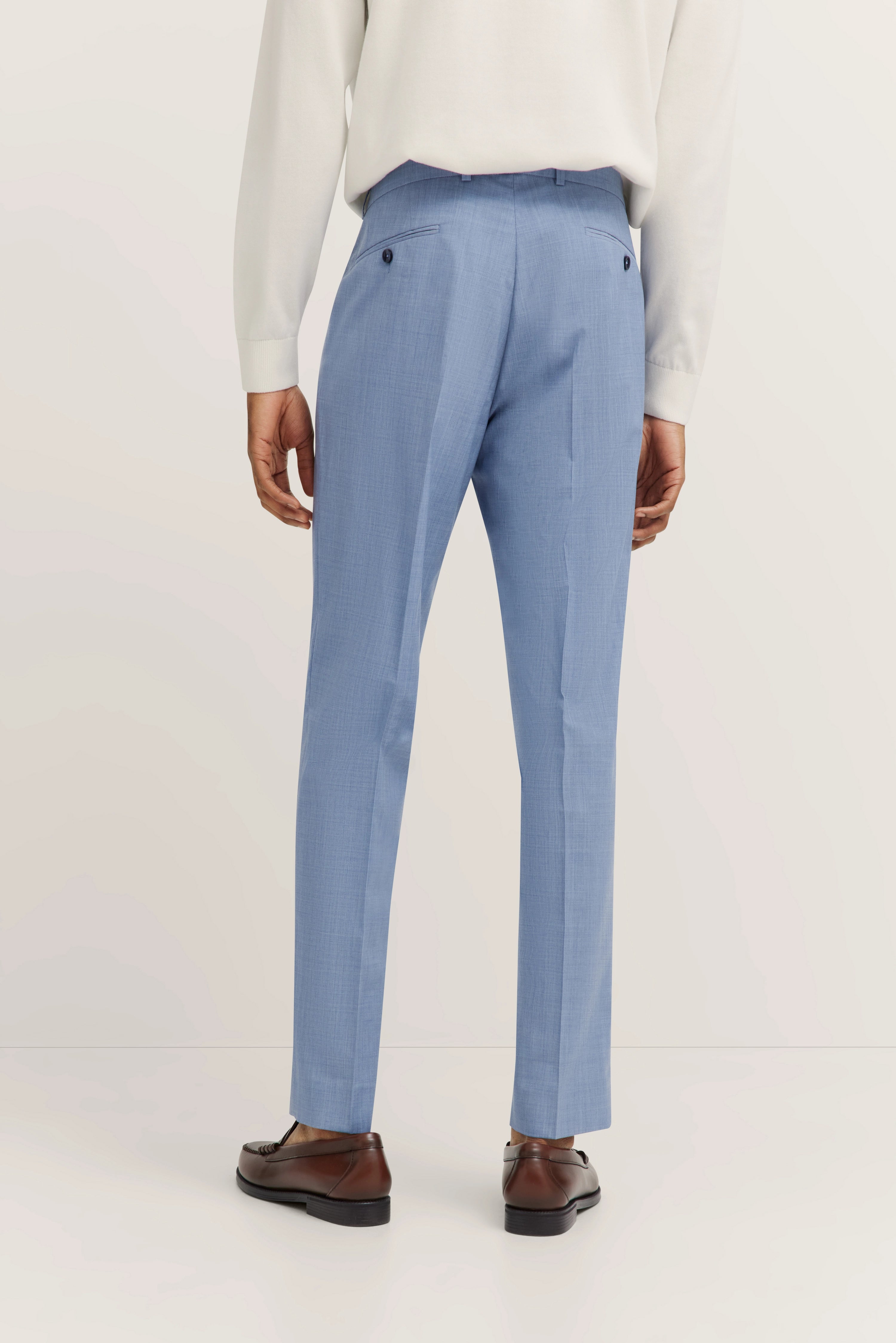 Casual modelbeeld, handen in broekzakken.