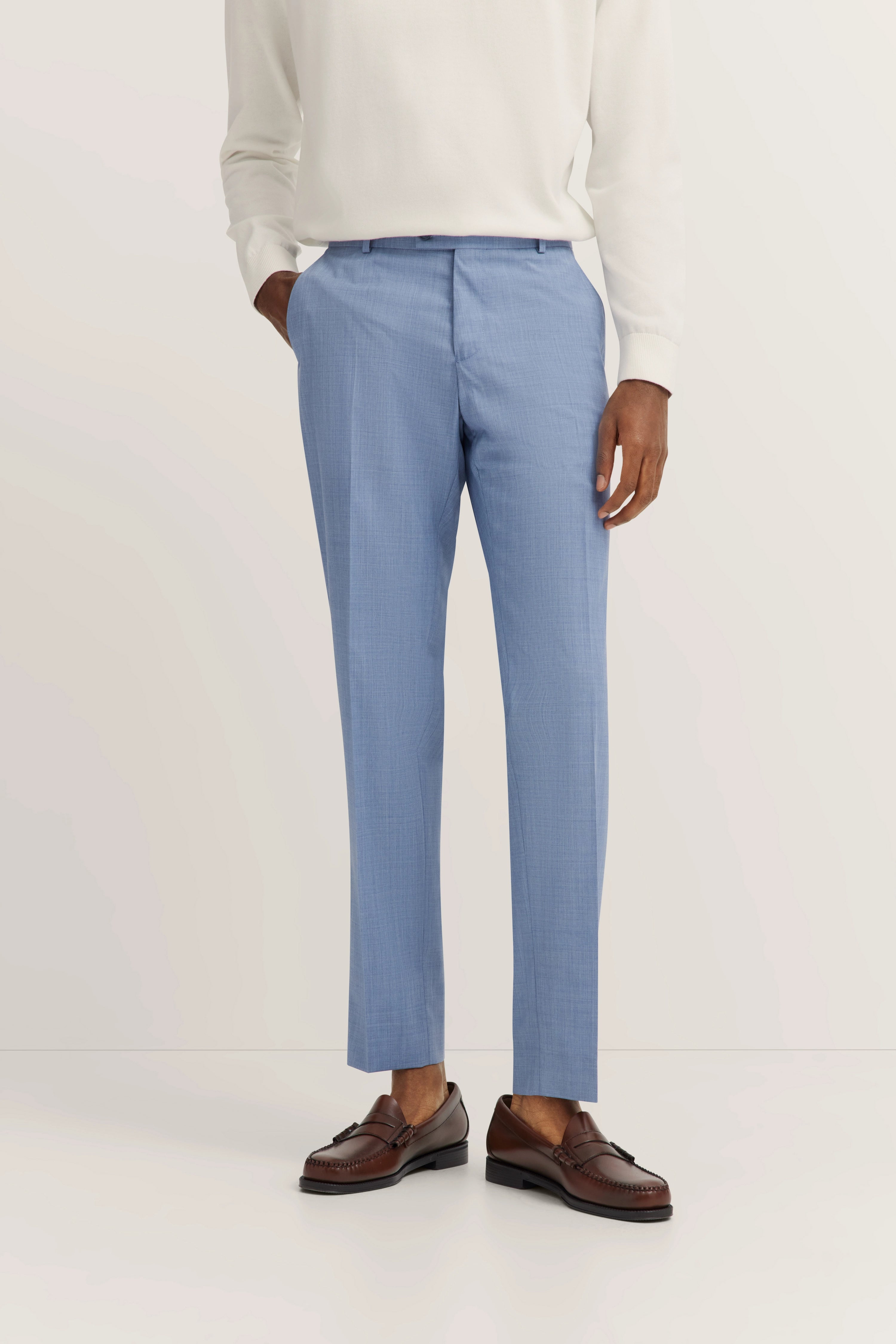 Weißer Pullover, blaue Hose, braune Schuhe