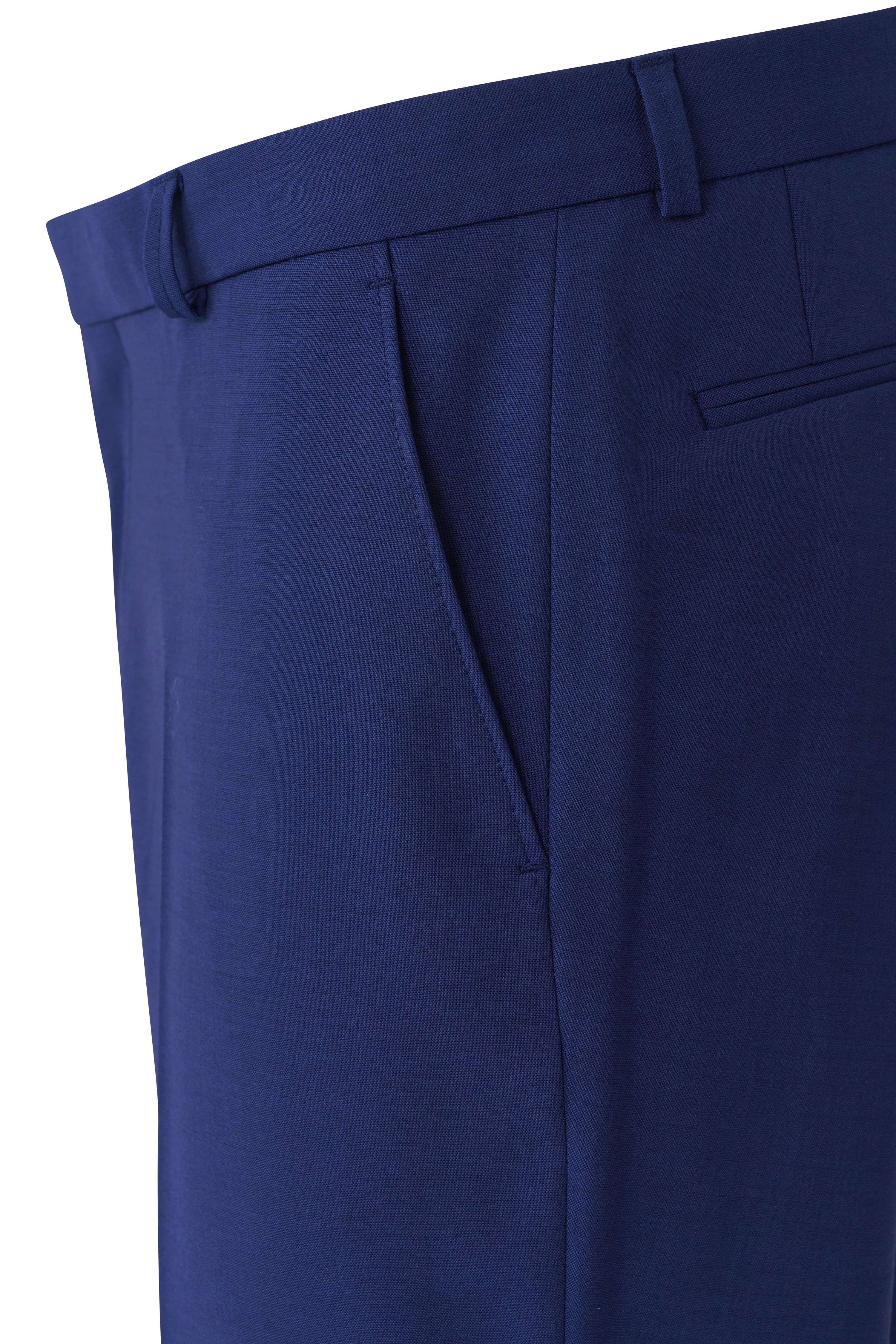 Blaues bugatti Hosendetail, Büstenbild, elegantes Design.