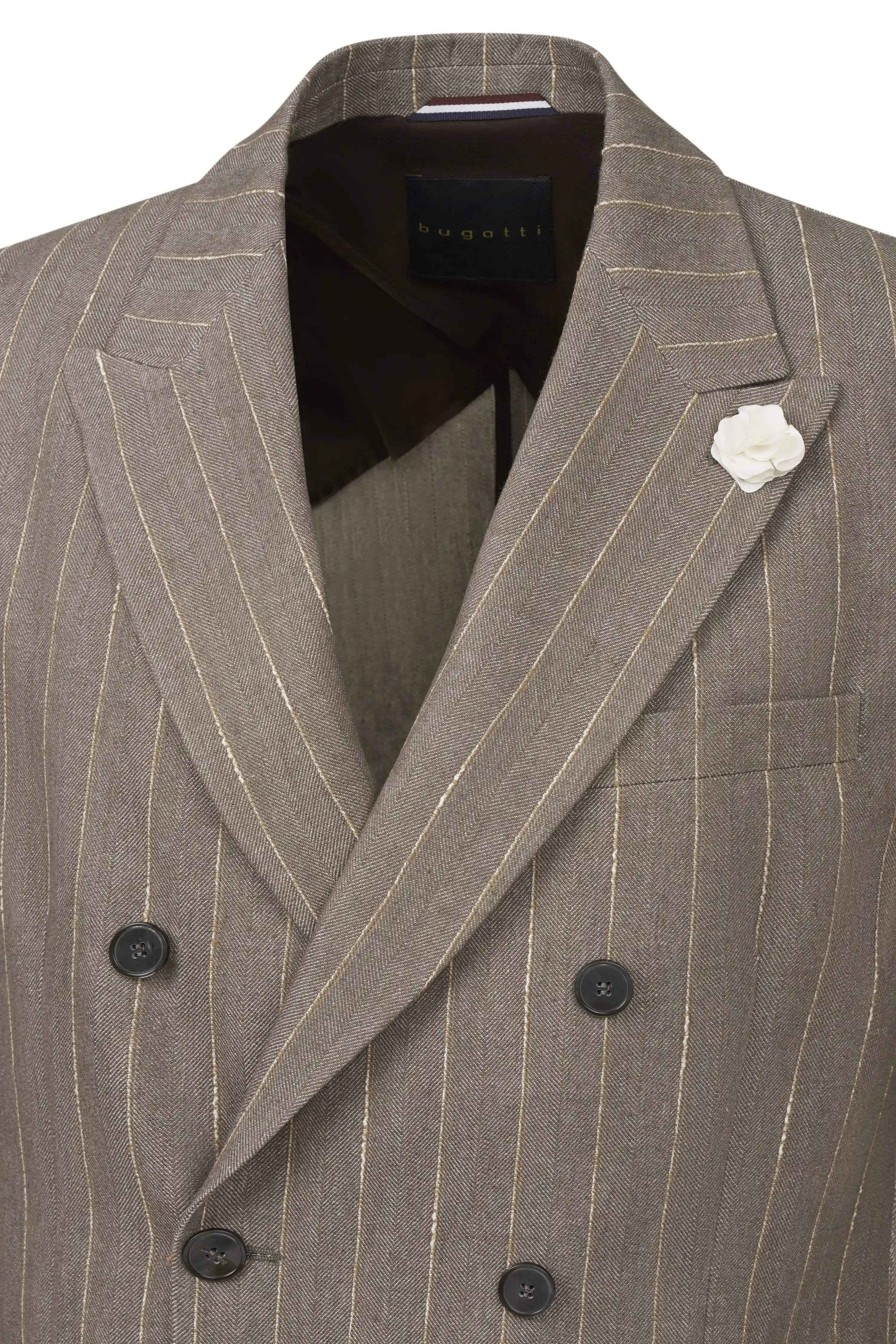 Brauner Nadelstreifen-Doppelreiher-Blazer von bugatti mit weißem Blumen-Accessoire, Büstenbild.