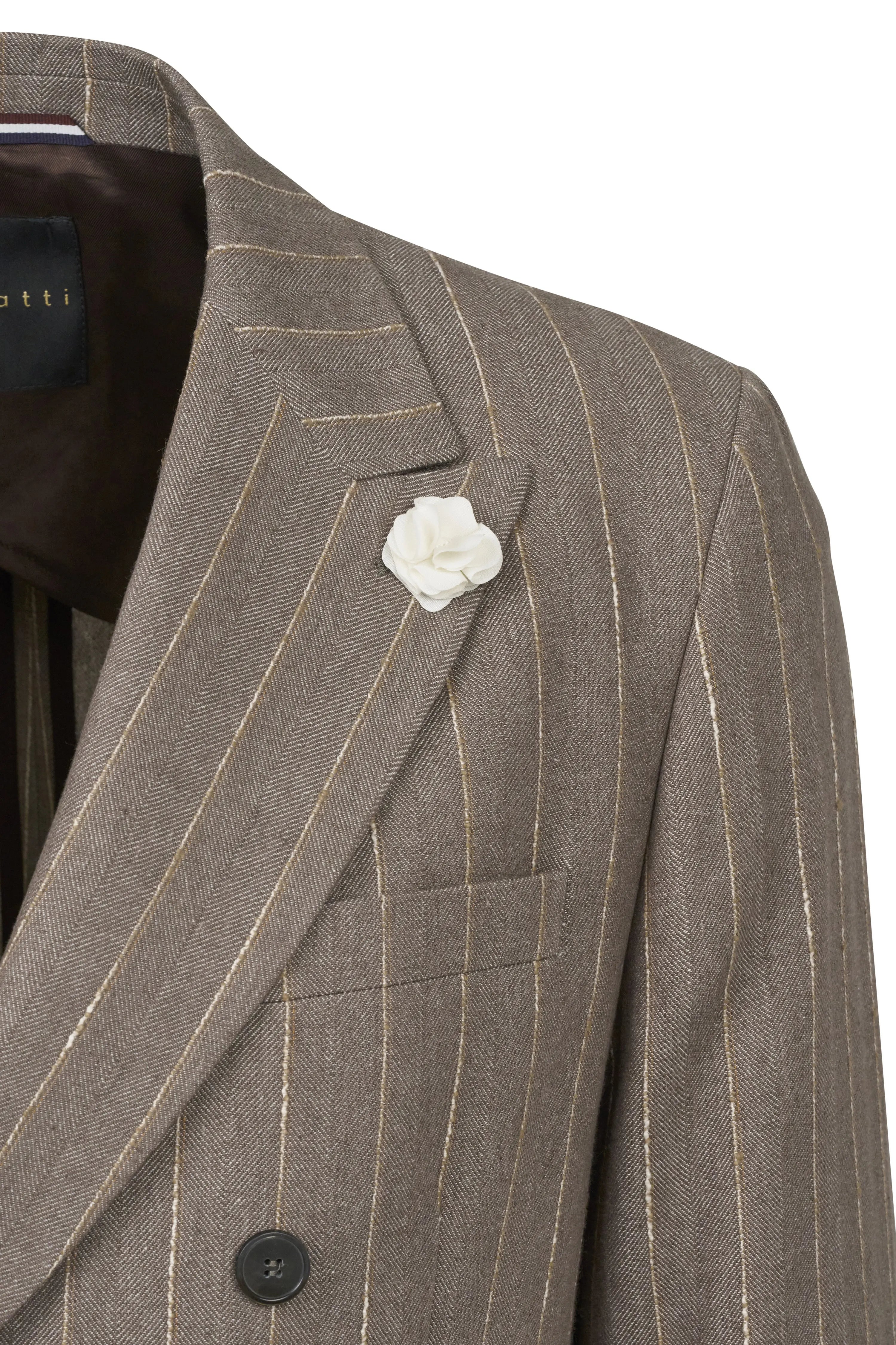 bugatti gestreiftes Sakko in Braun mit Nadelstreifen und weißer Blumenbrosche, Büstenbild.