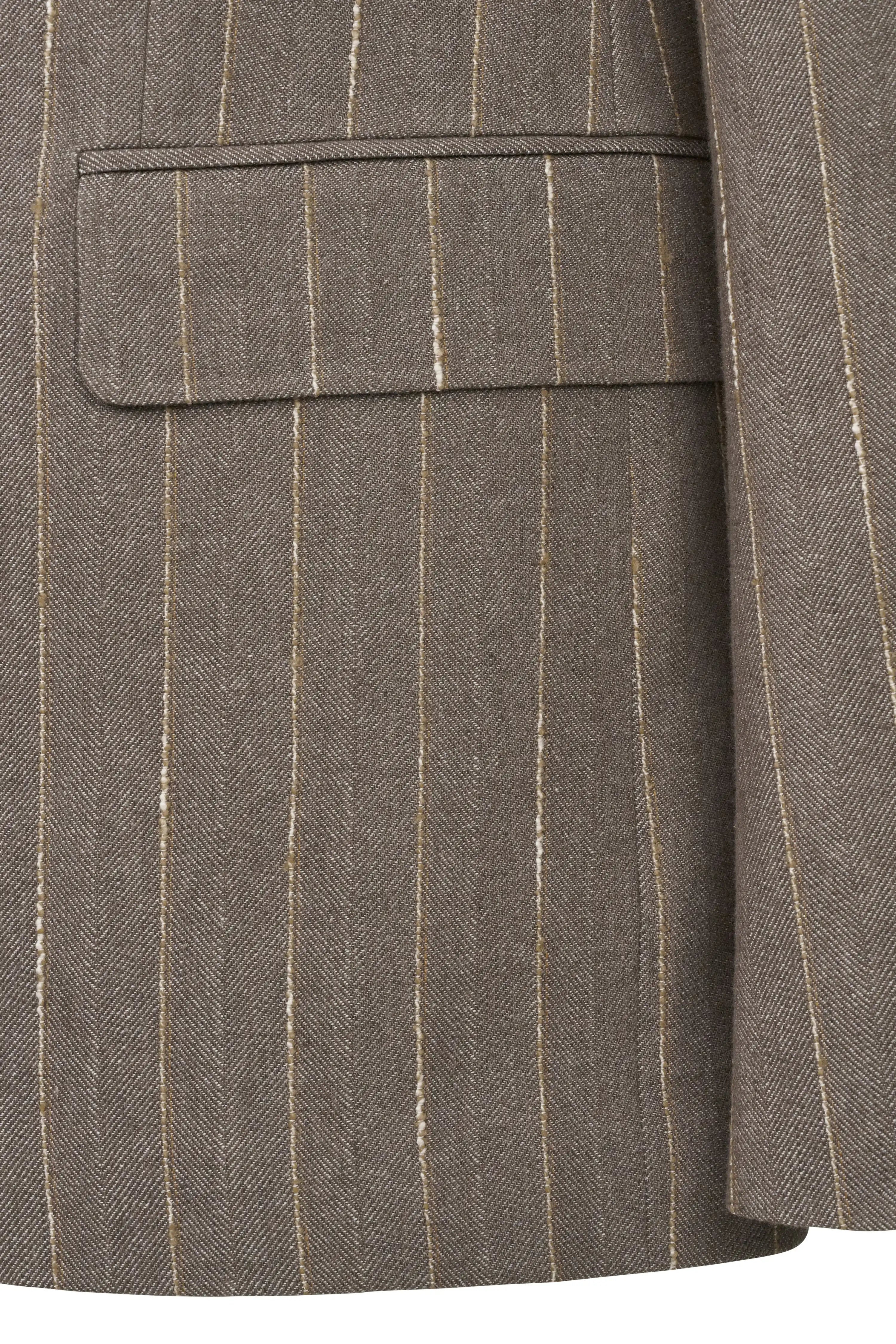 Brauner Nadelstreifen-Blazerstoff von bugatti mit Vordertasche, Detailaufnahme.