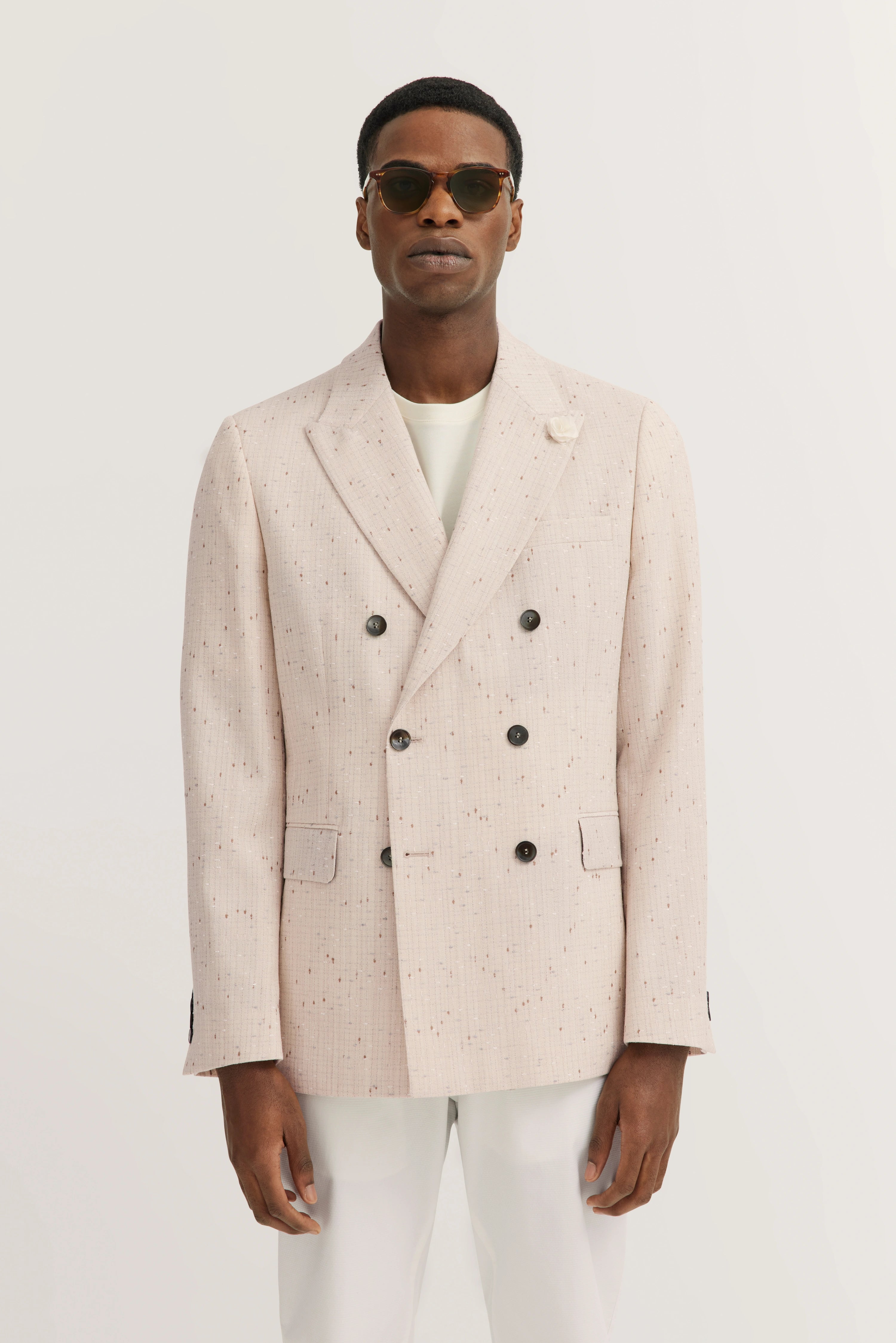 Model in licht, patroon bugatti-pak, rechte houding, stijlvol en elegant.