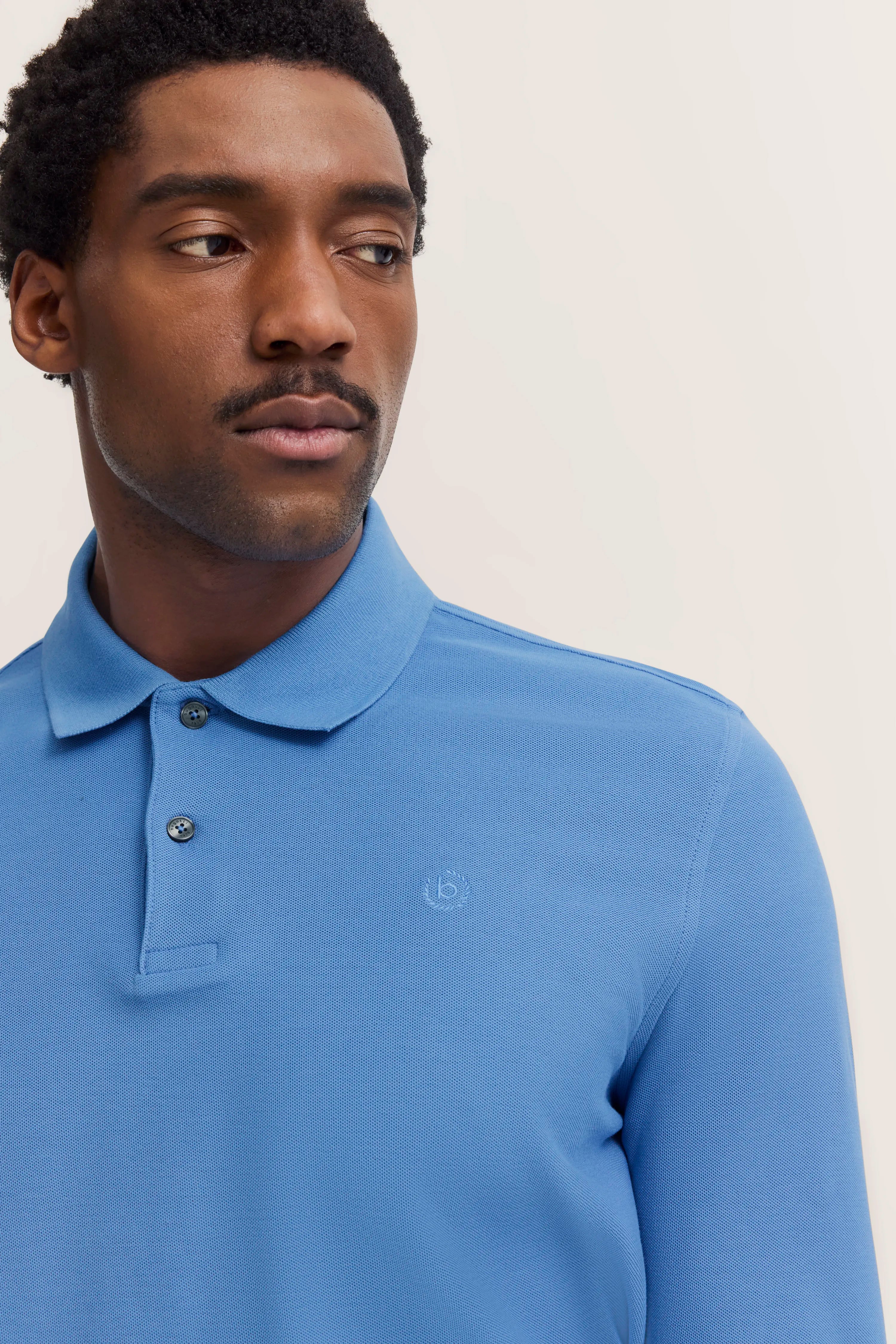 Blaues bugatti Polohemd auf Model, Nahaufnahme, elegantes Design.