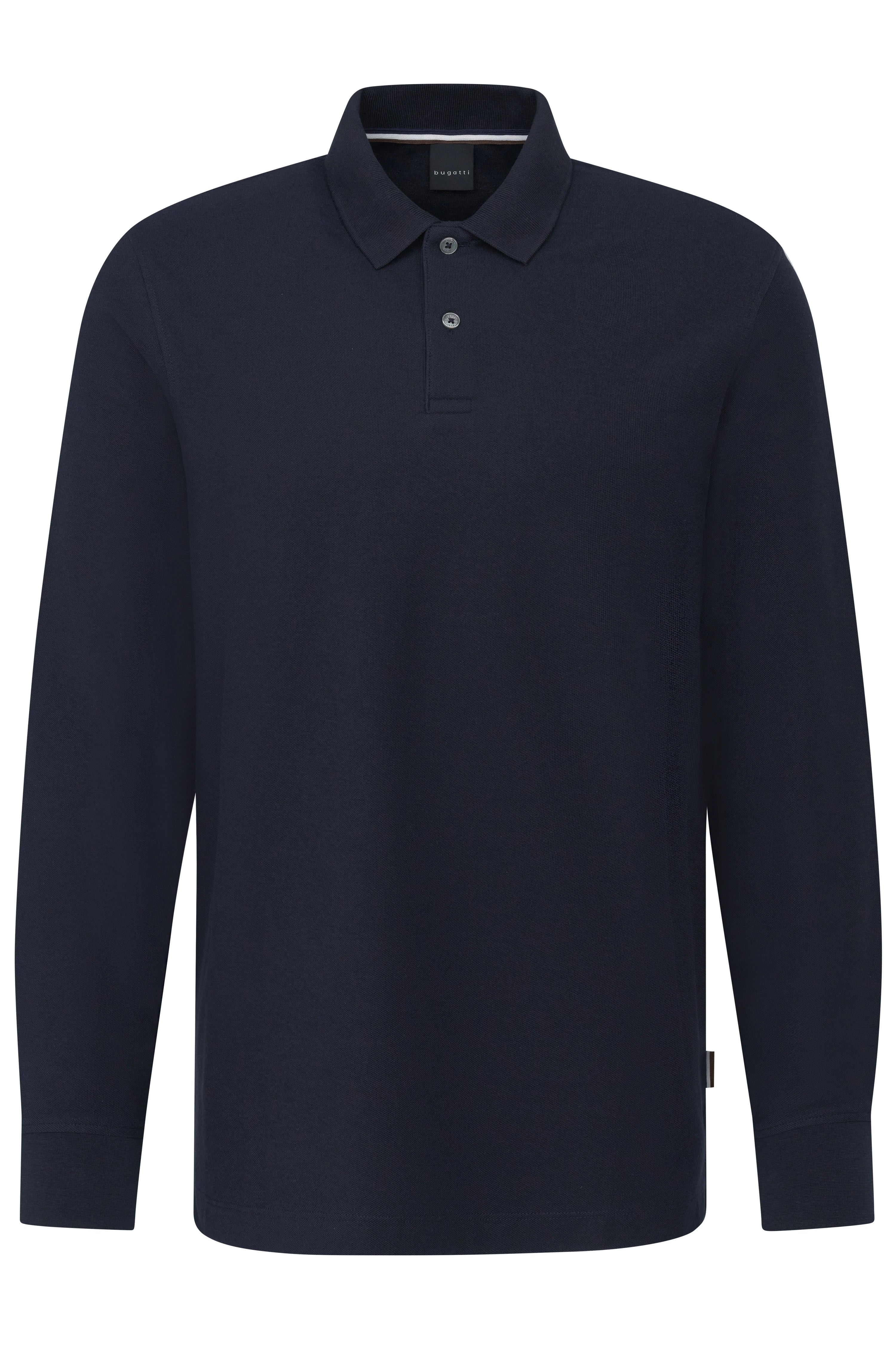 Rückansicht eines Models in dunklem Langarmshirt und weißen Hosen, lässig posierend.