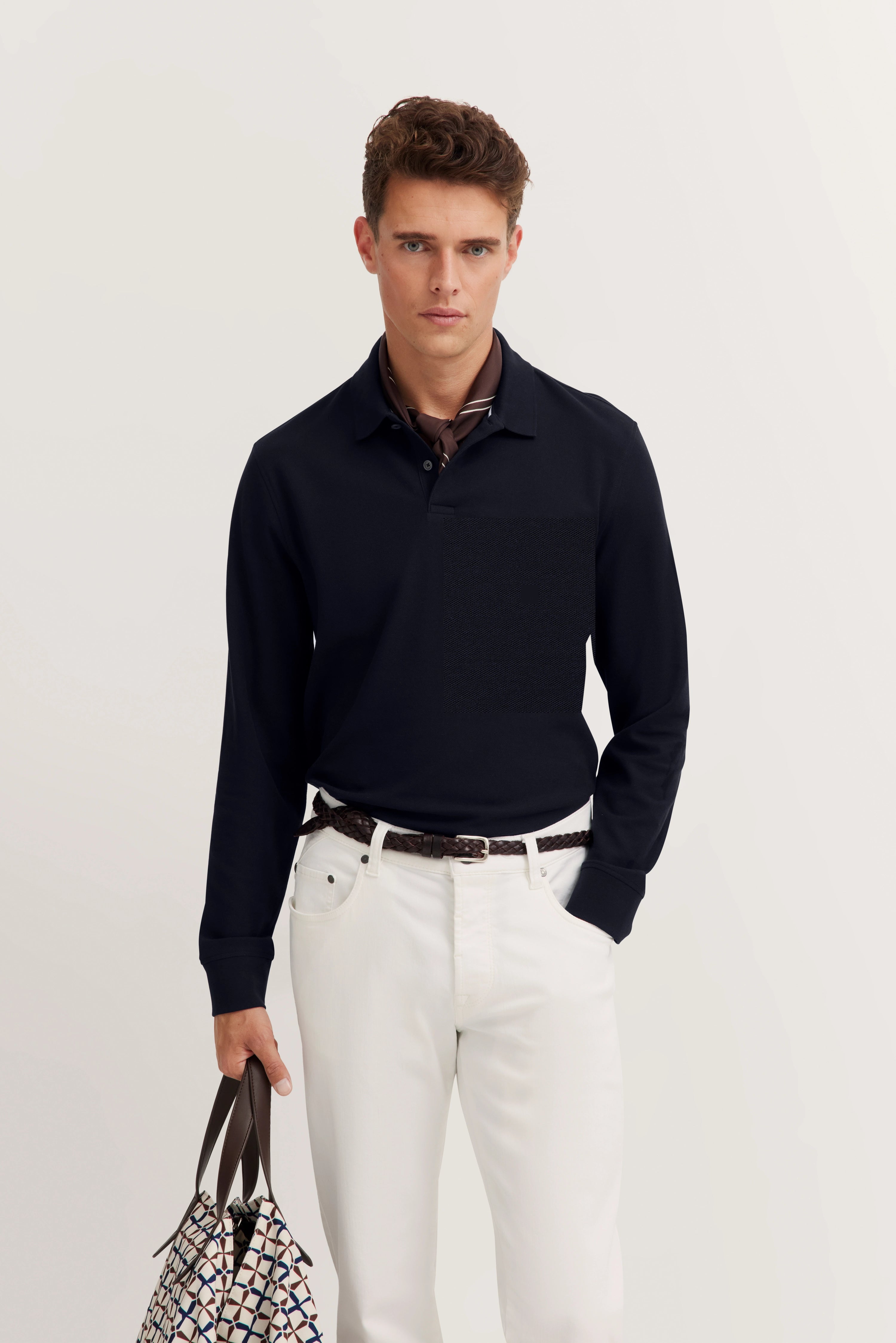 bugatti Outfit: dunkelblauer Pullover, weiße Hose