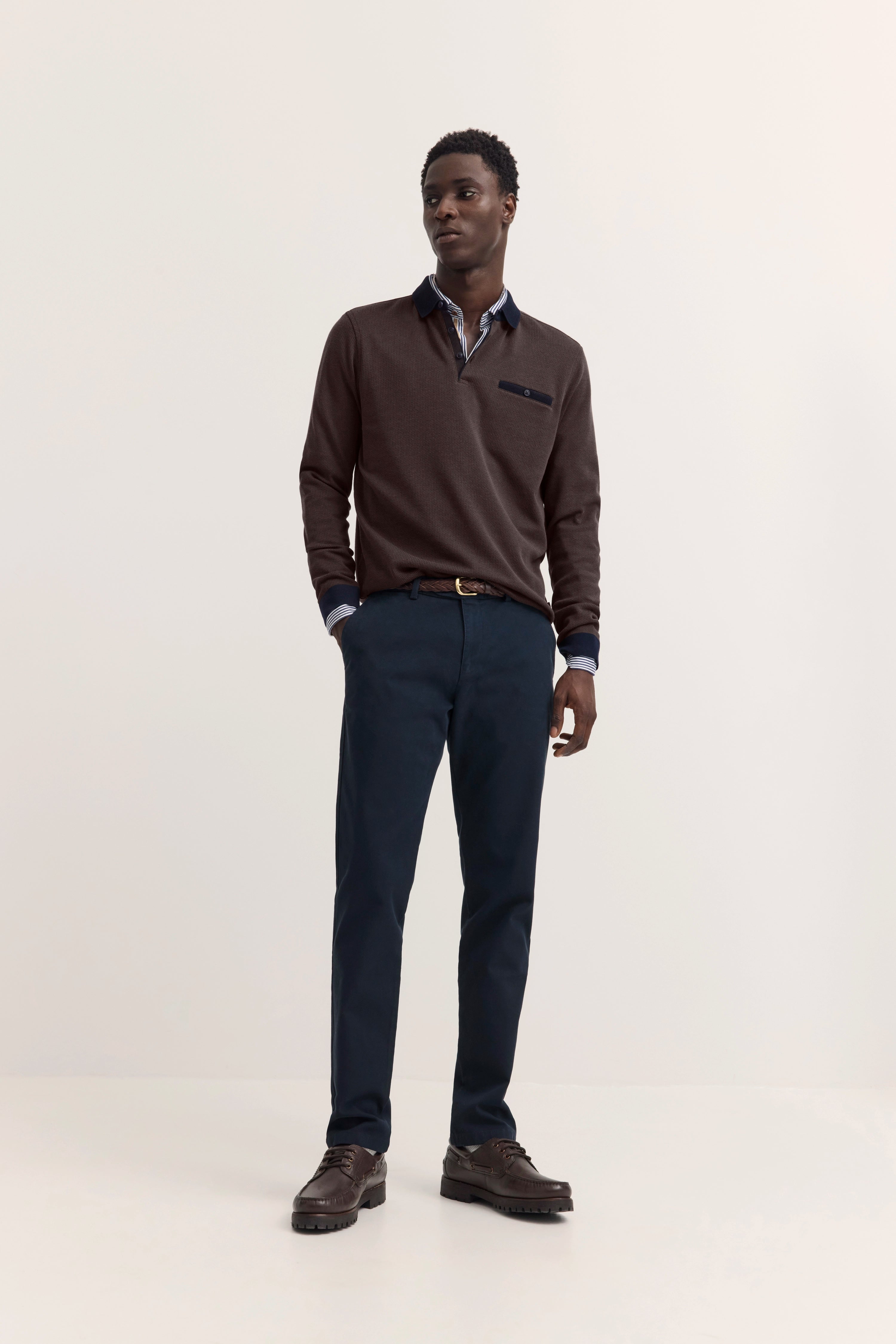 Modelbild mit braunem Pullover, blauer Jeans und braunen Schuhen