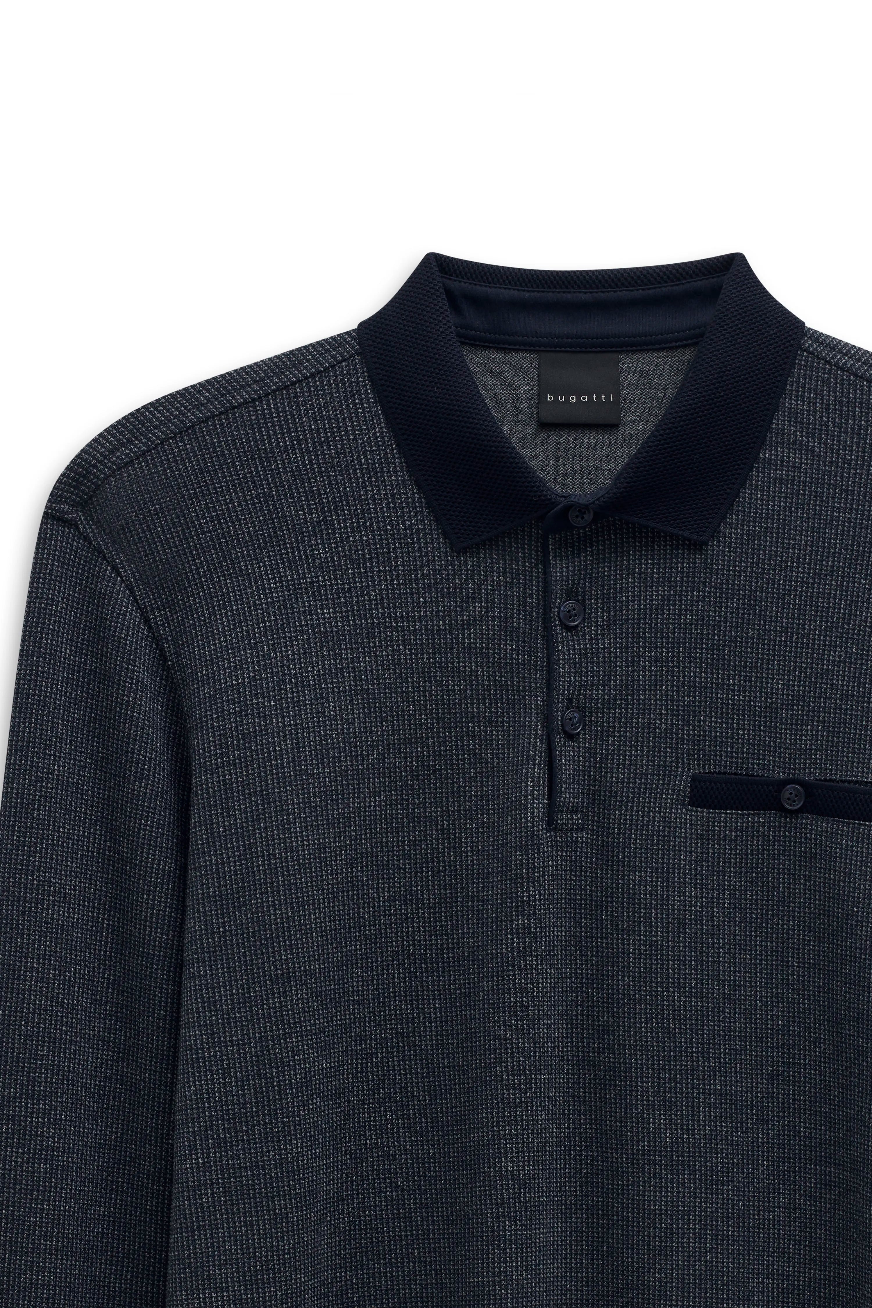 Dunkelblaues bugatti Polohemd mit feinem Muster, Büstenbild. Eleganz trifft auf zeitlose Raffinesse.