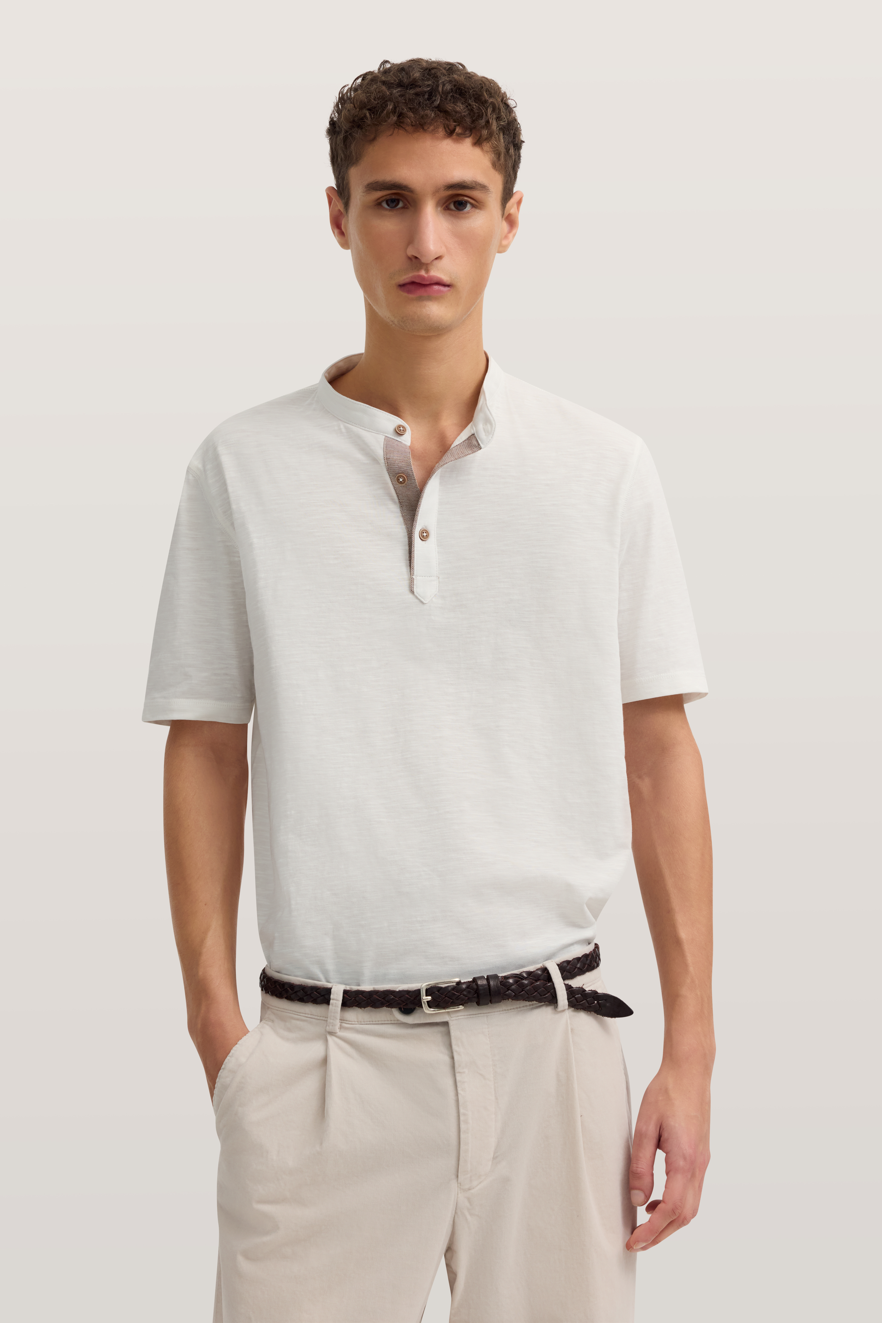 Weißes bugatti Hemd, beige Chinos, Model mit entspanntem Posing.