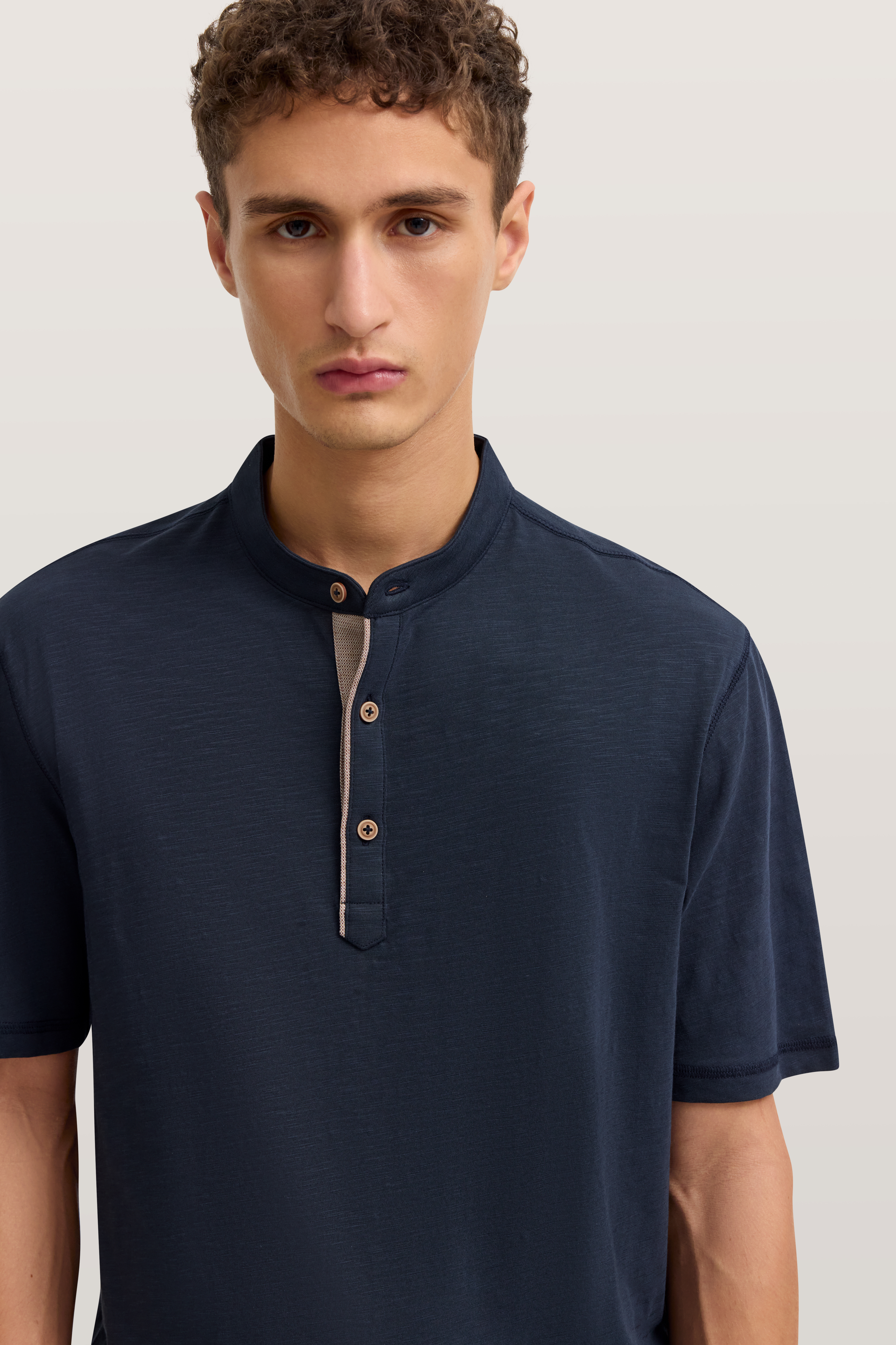 bugatti Poloshirt in Dunkelblau, Büstenbild, elegantes Design mit Stehkragen und Knopfleiste.
