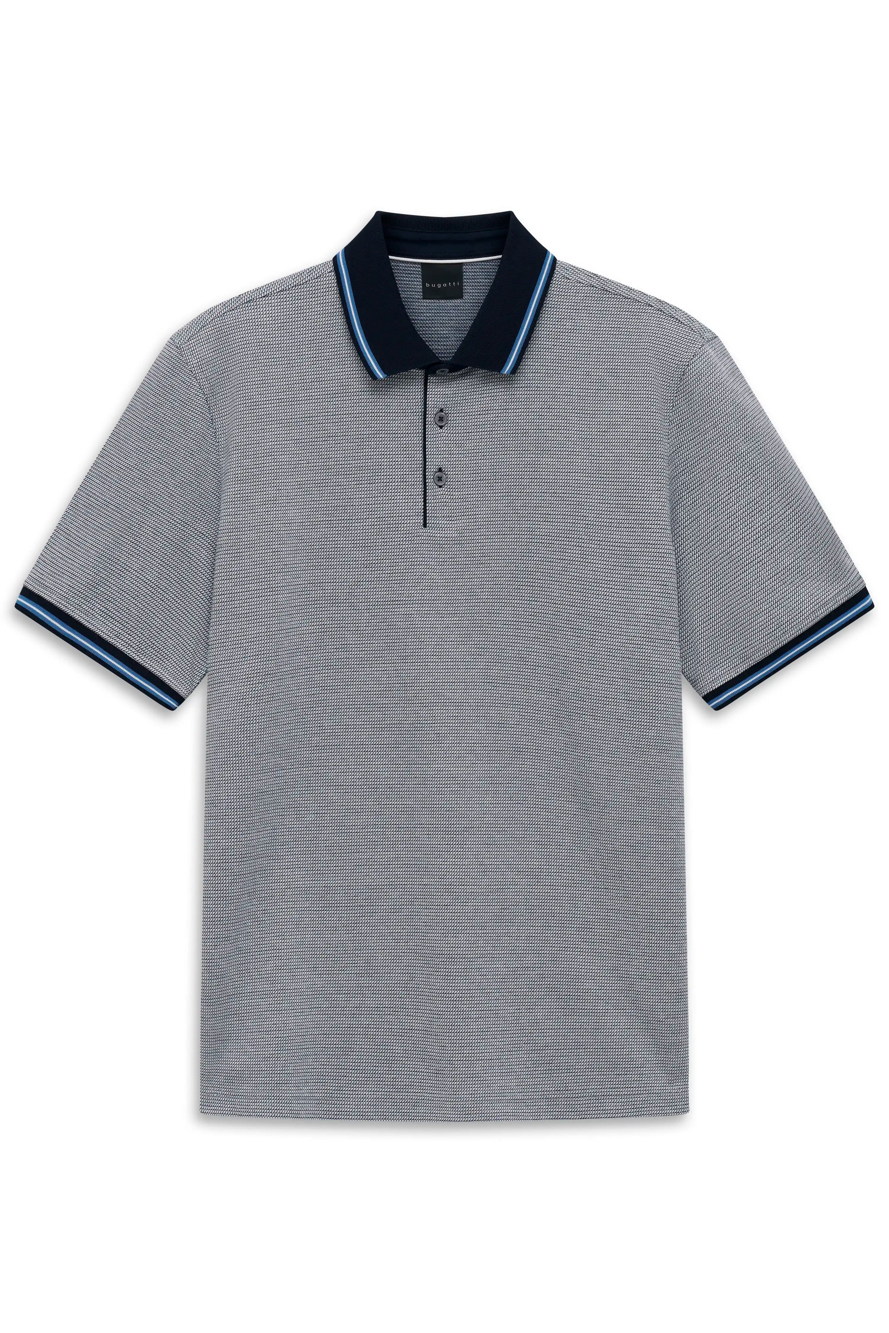 Graues bugatti Polohemd mit feinem Muster, schwarzem Kragen und blauen Streifen, legeres Büstenbild.