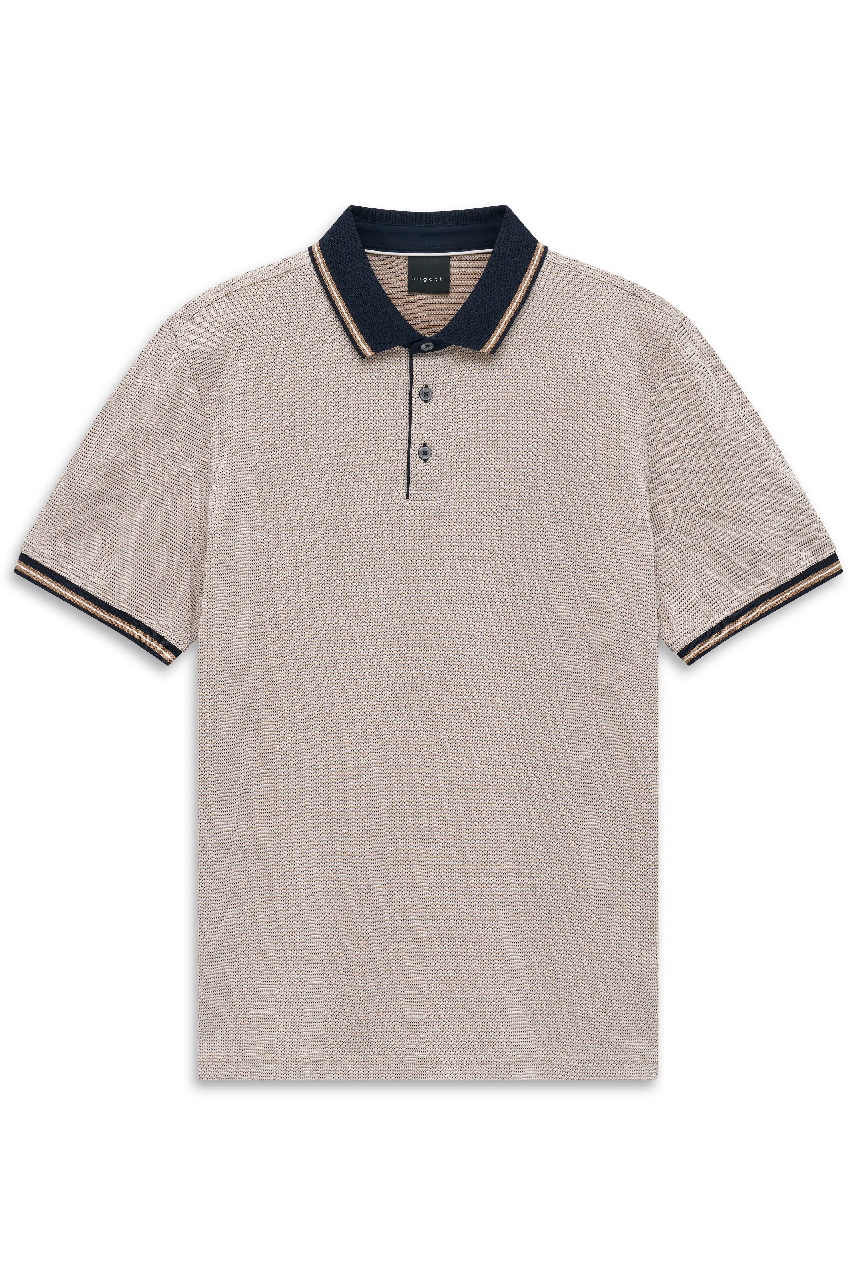 bugatti Poloshirt, beige mit dunkelblauem Kragen und Ärmelbündchen, Büstenbild.