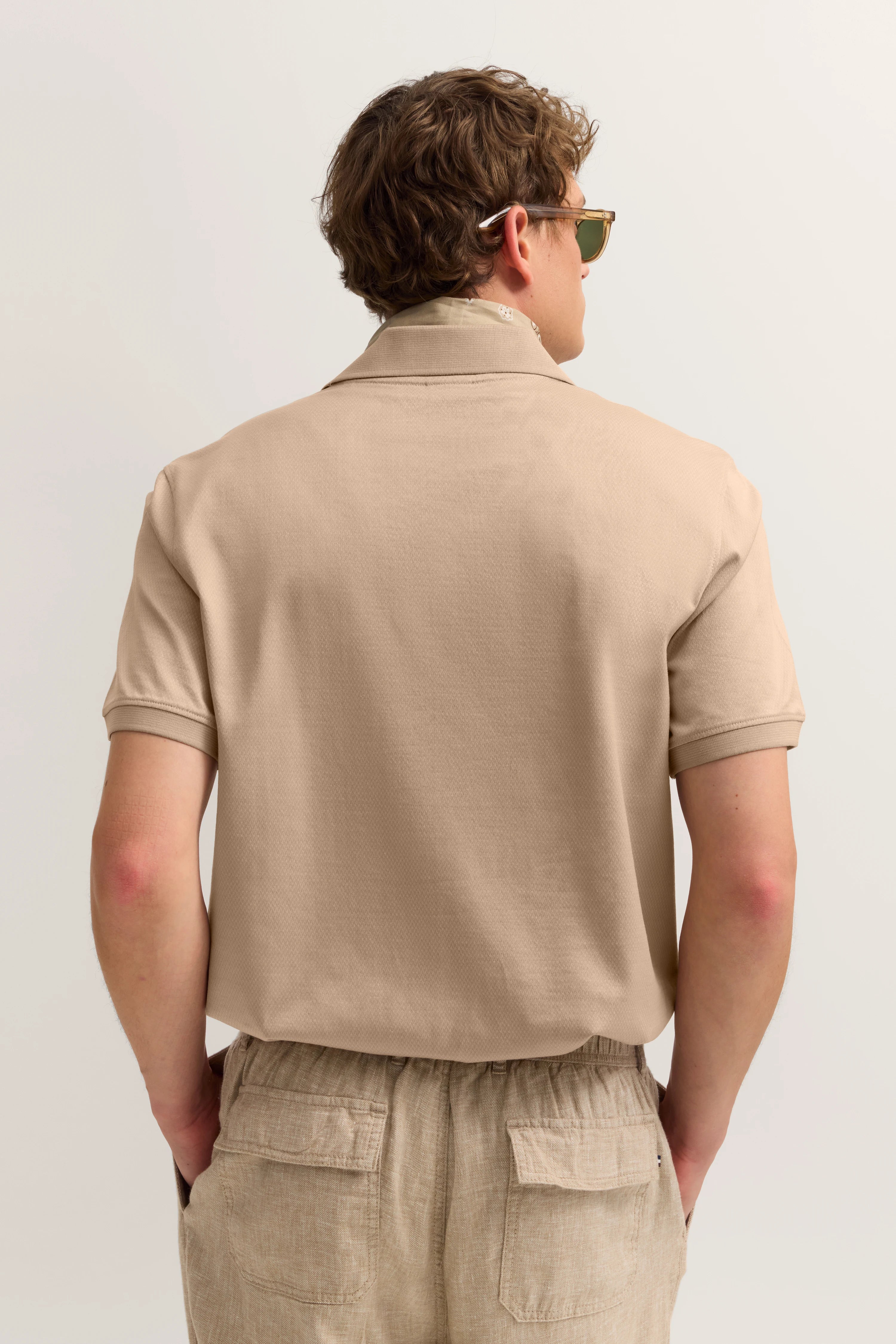 Modelbild, entspannter Look.