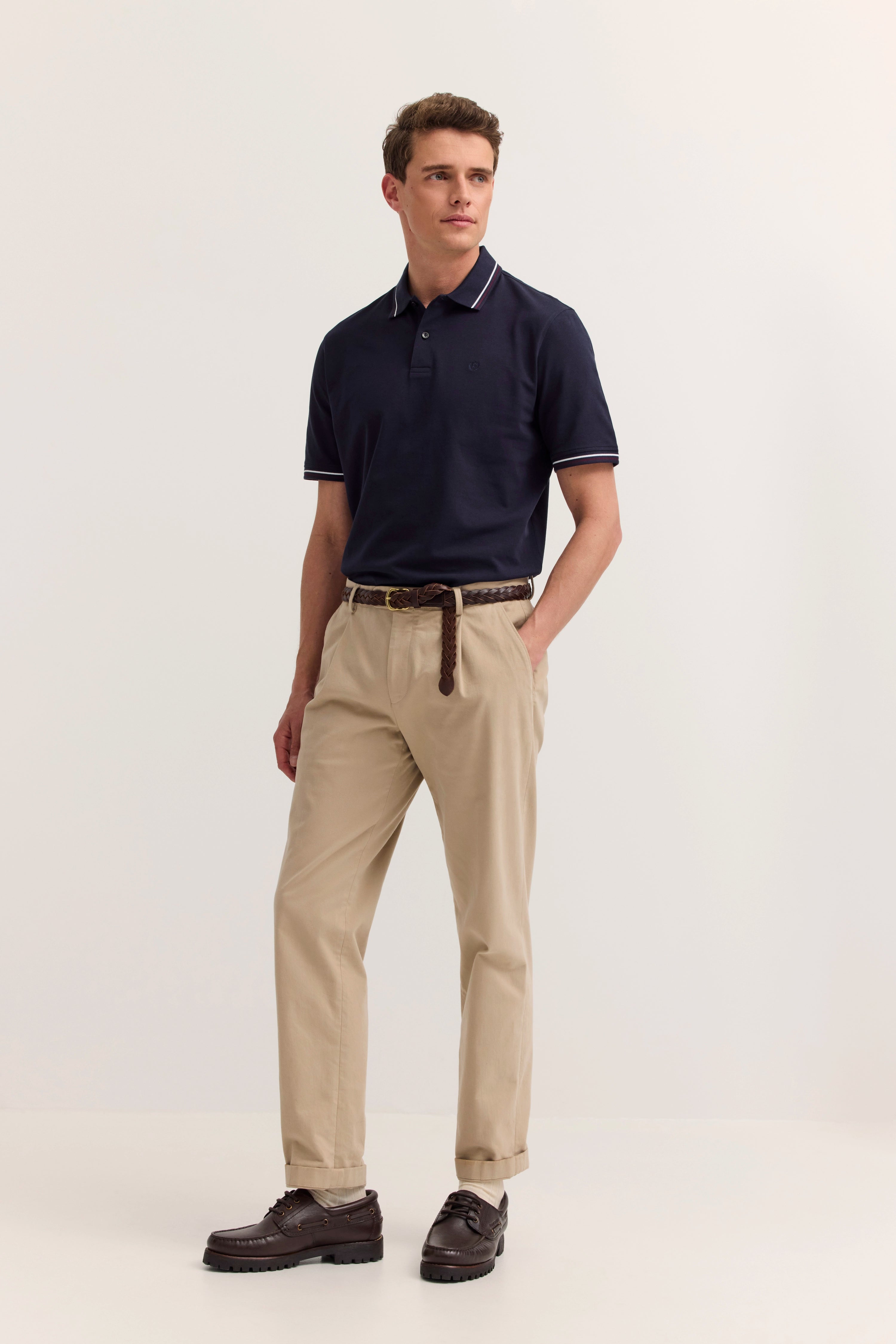 Navyblaues Polo, beige Chinos, braune Schuhe