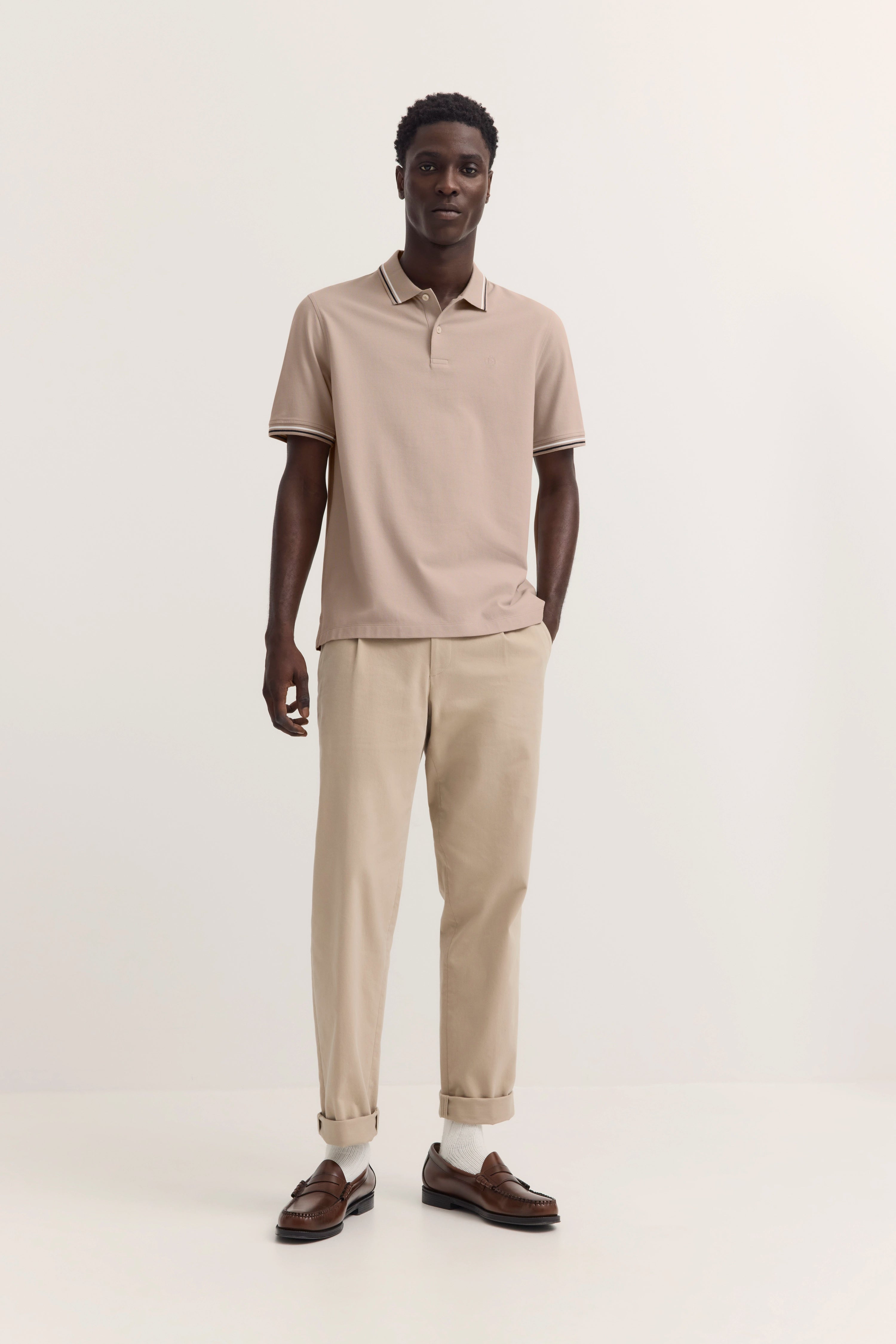 Beiges Poloshirt, beige Chinos, braune Loafer