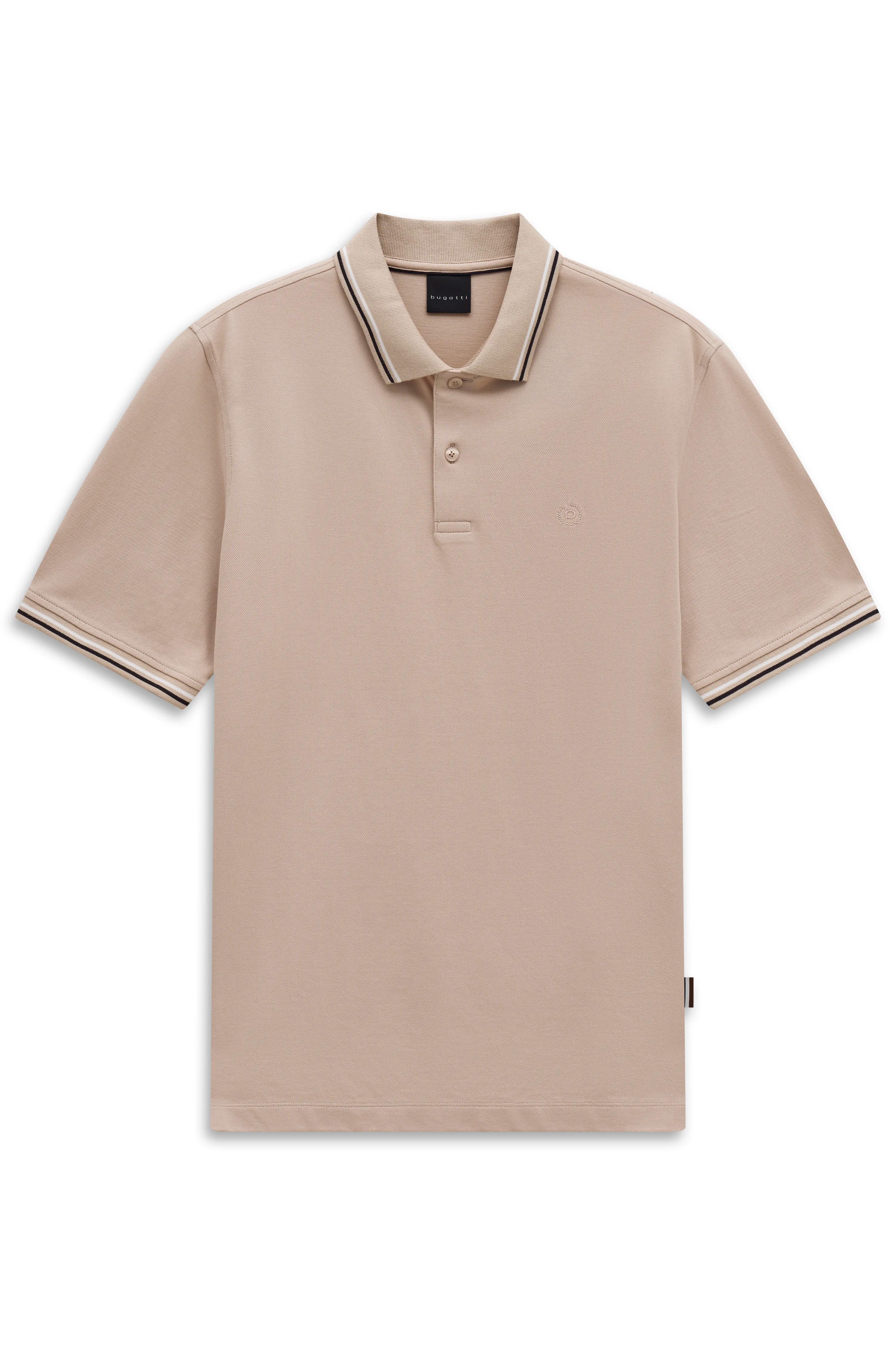 Beiges bugatti Poloshirt mit Kontraststreifen an Kragen und Ärmeln, legeres Büstenbild.