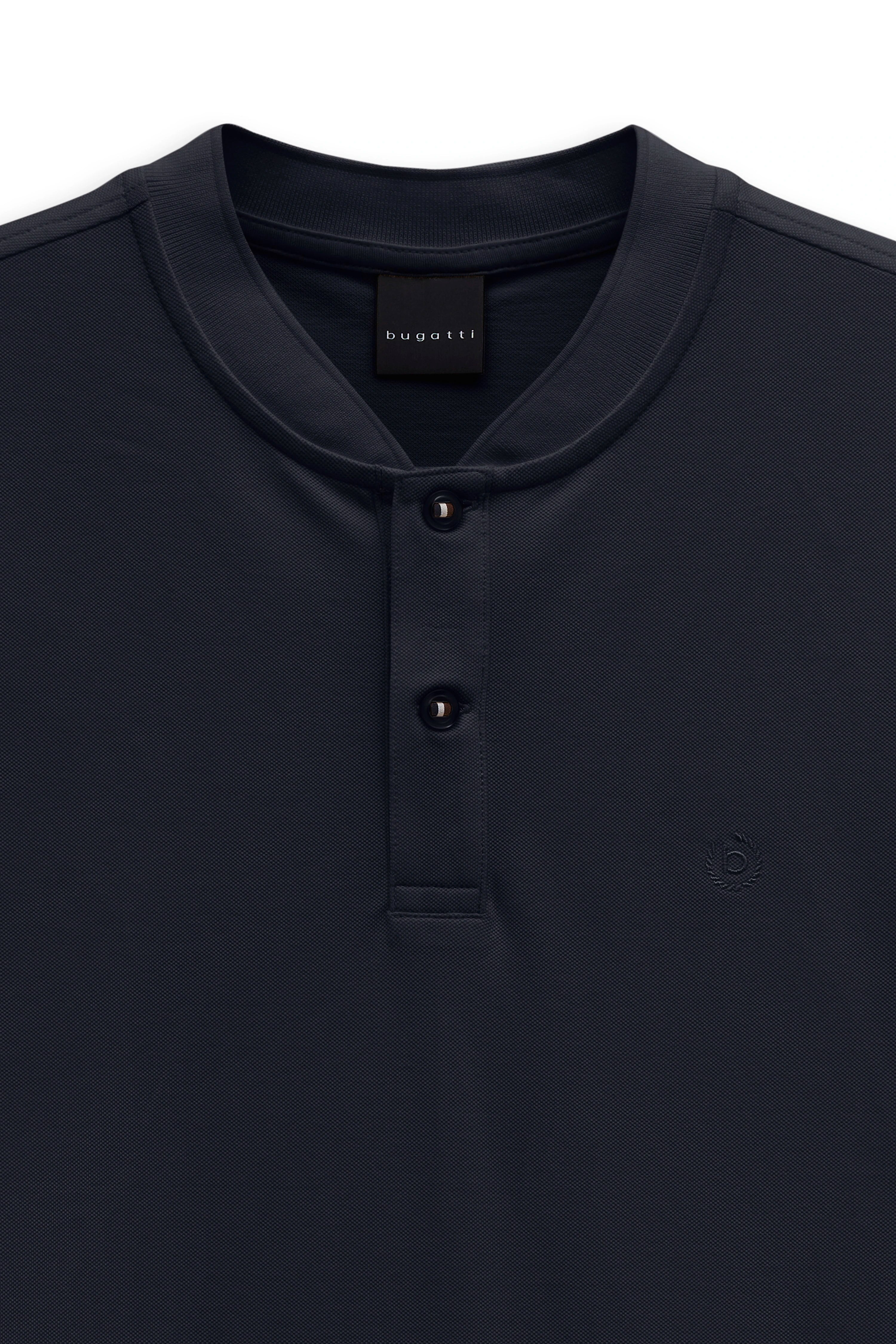 bugatti dunkelblaues Poloshirt, Büstenbild, eleganter Stil, hochwertige Materialien, minimalistische Details.