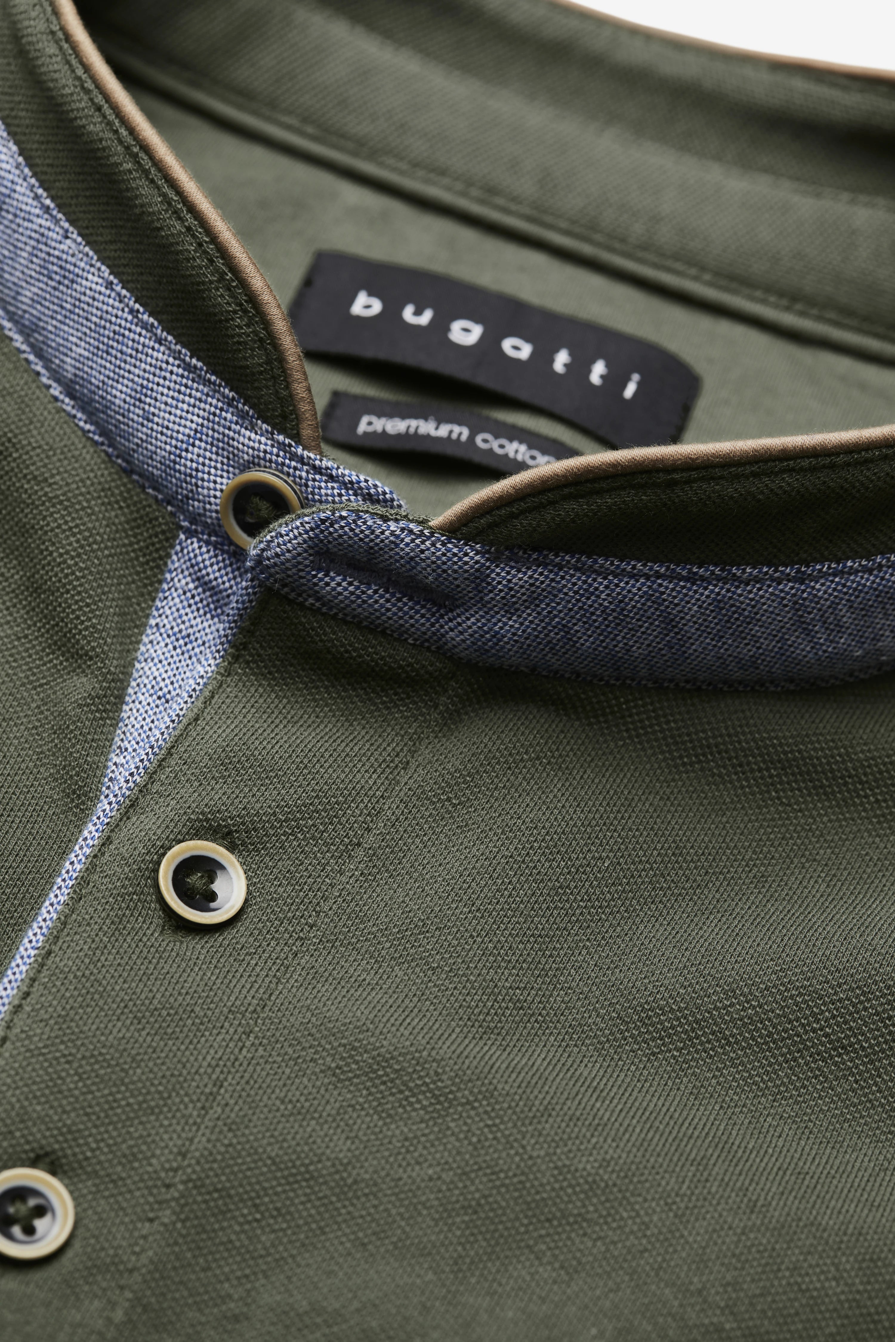 Grünes bugatti Hemd mit Jeanskragen-Detail, Büstenbild, Knopfleiste im Fokus.