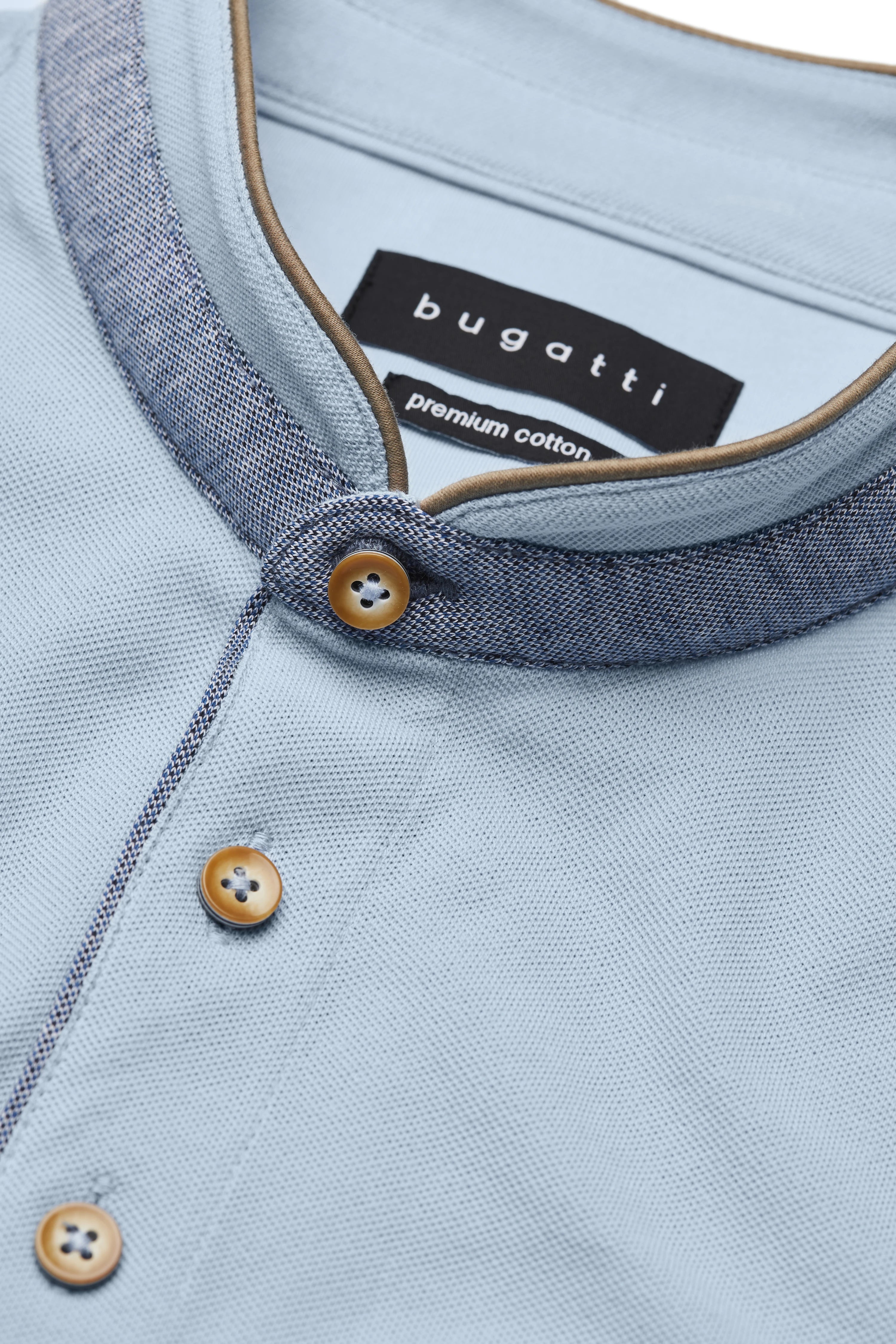 Blaues bugatti Hemd aus Premium-Baumwolle mit kontrastierendem Kragen und Holzknöpfen, Büstenbild.