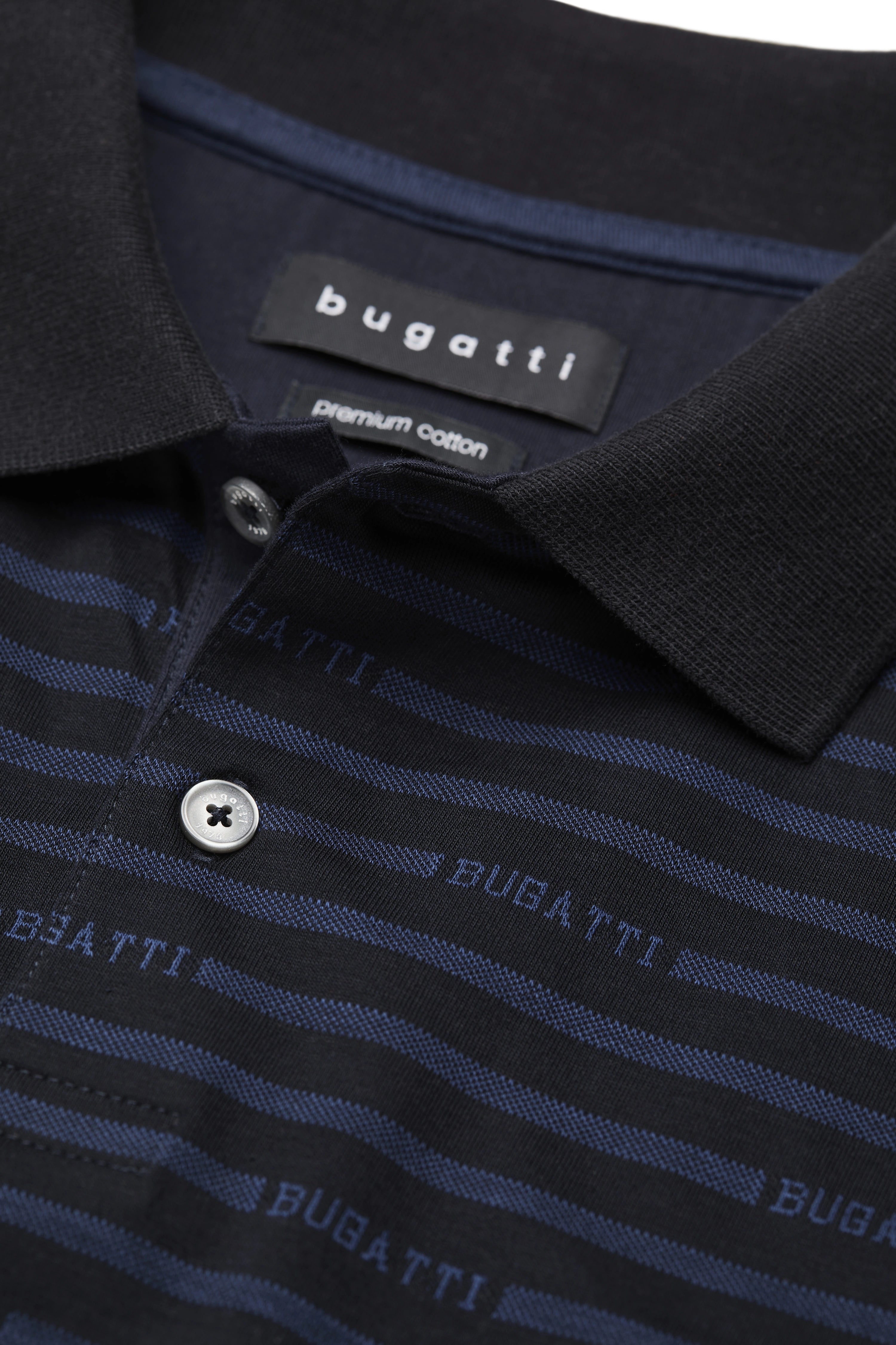 "bugatti Polo, navy mit blauen Streifen, Büstenbild, Premium-Baumwolle, stilvoll und hochwertig."