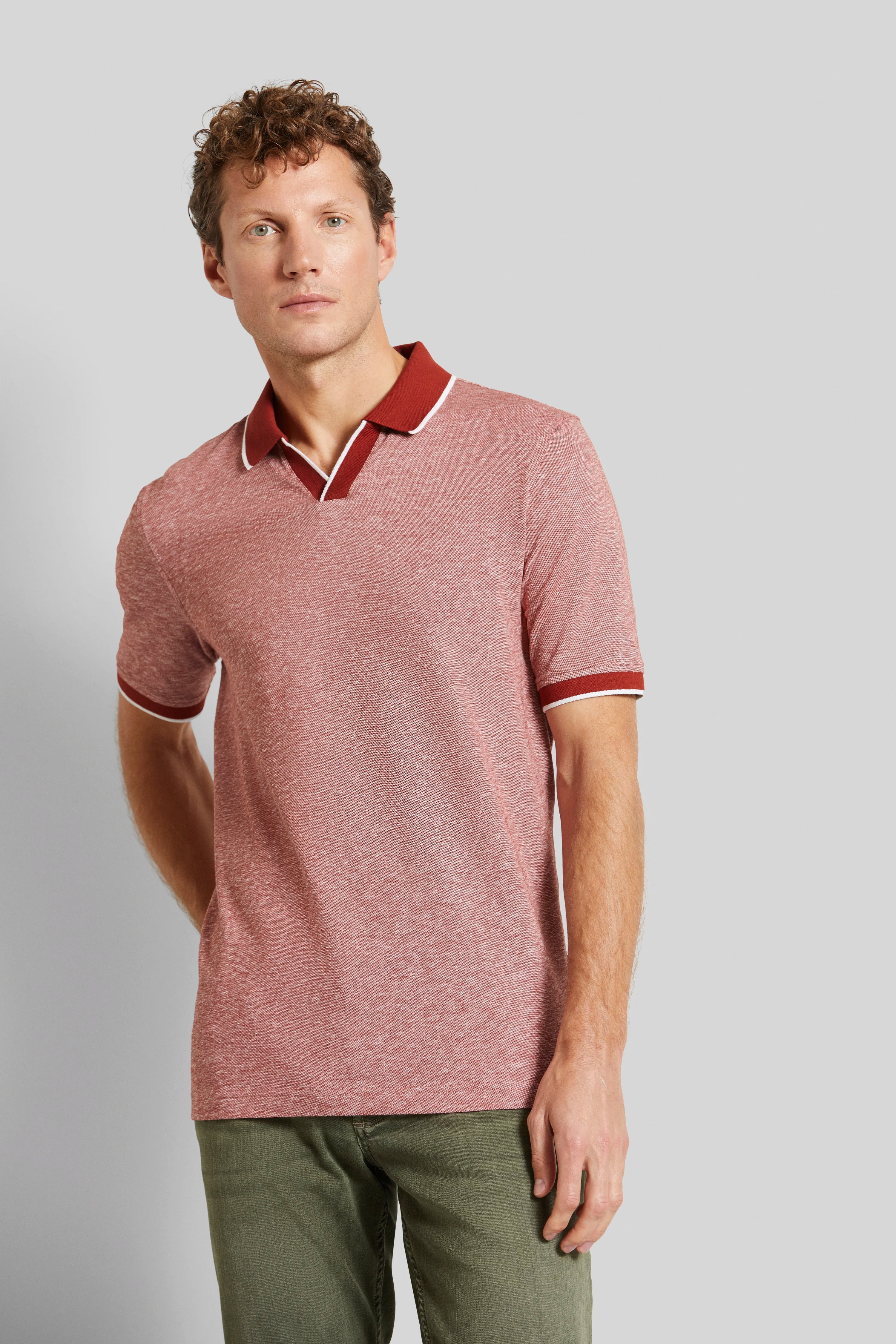 Rotes bugatti Polohemd, legeres Modelbild, entspannte Pose.