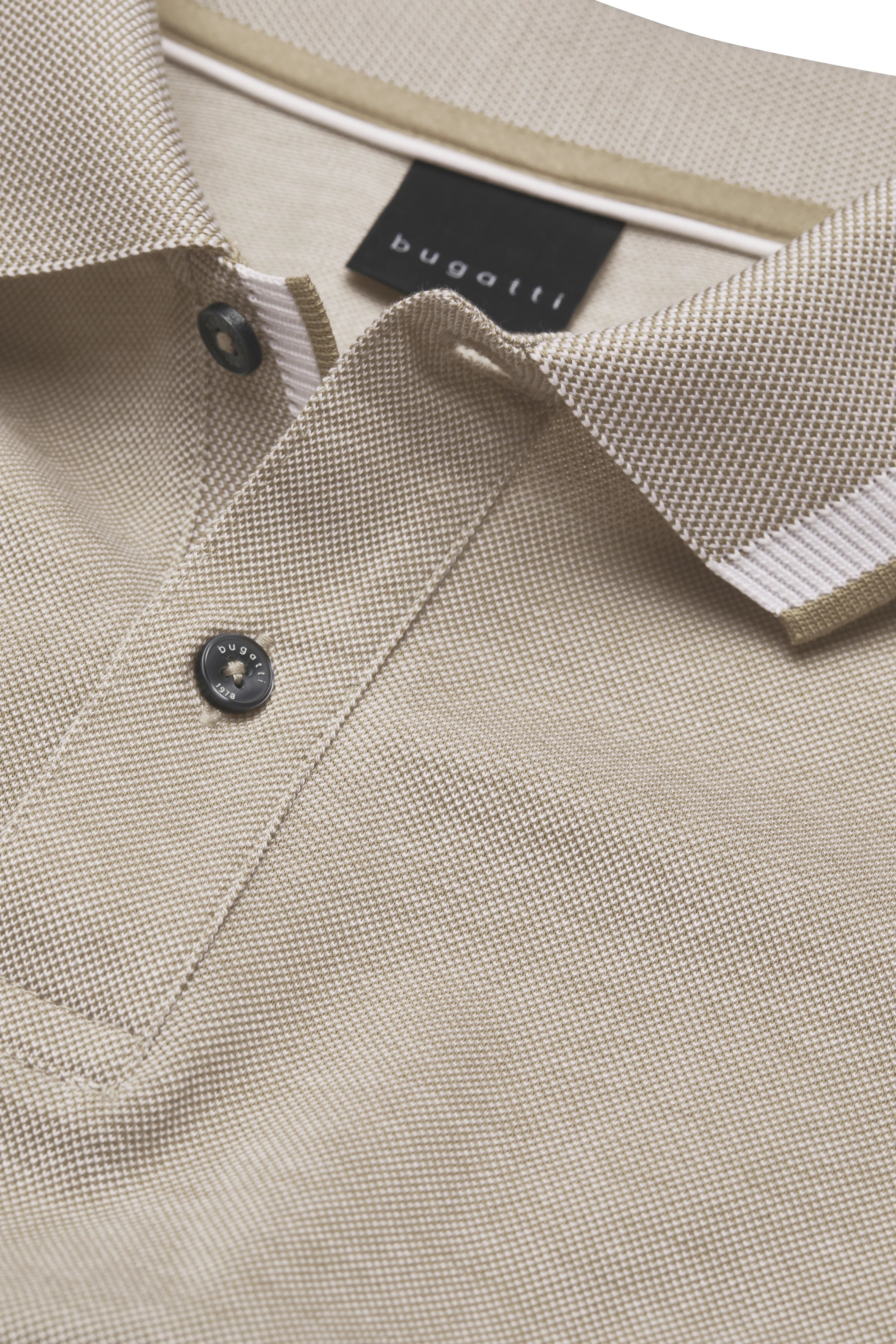 Bugatti beiges Polohemd Nahaufnahme, strukturiertes Muster, Knopfdetails sichtbar.