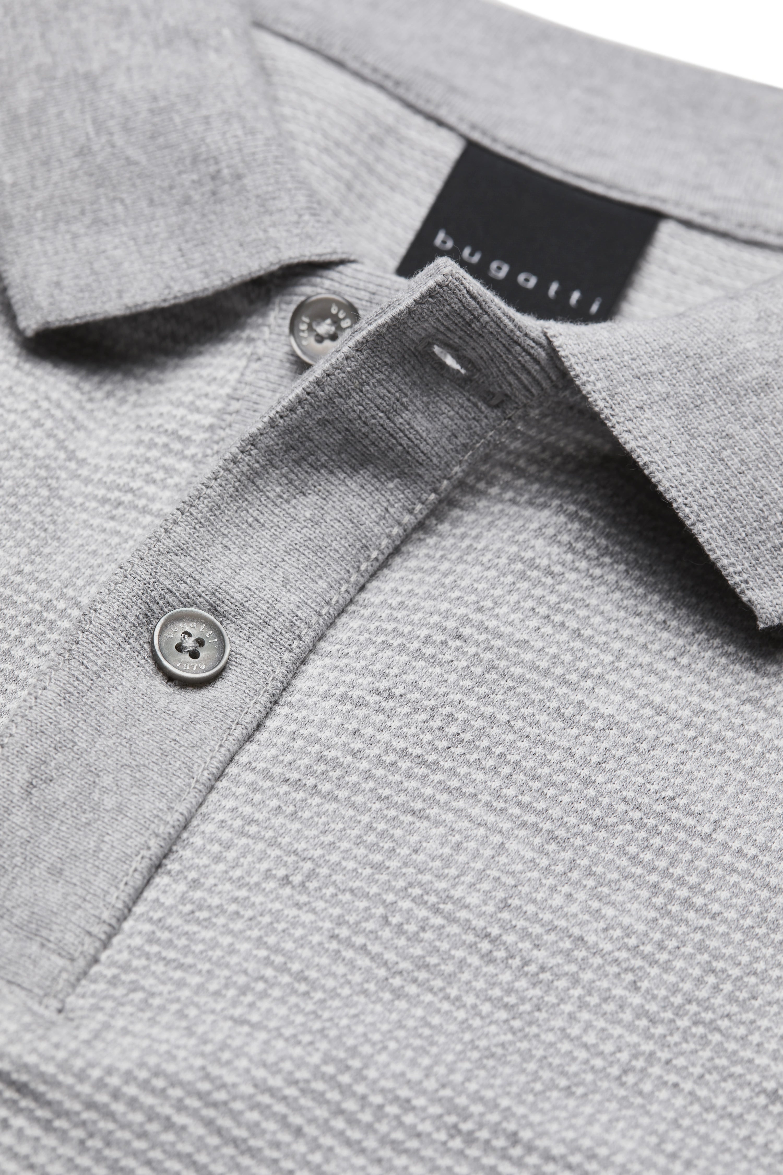 Graues Polohemd von bugatti, Modelbild, lässiges Posing, hochwertiges Material.