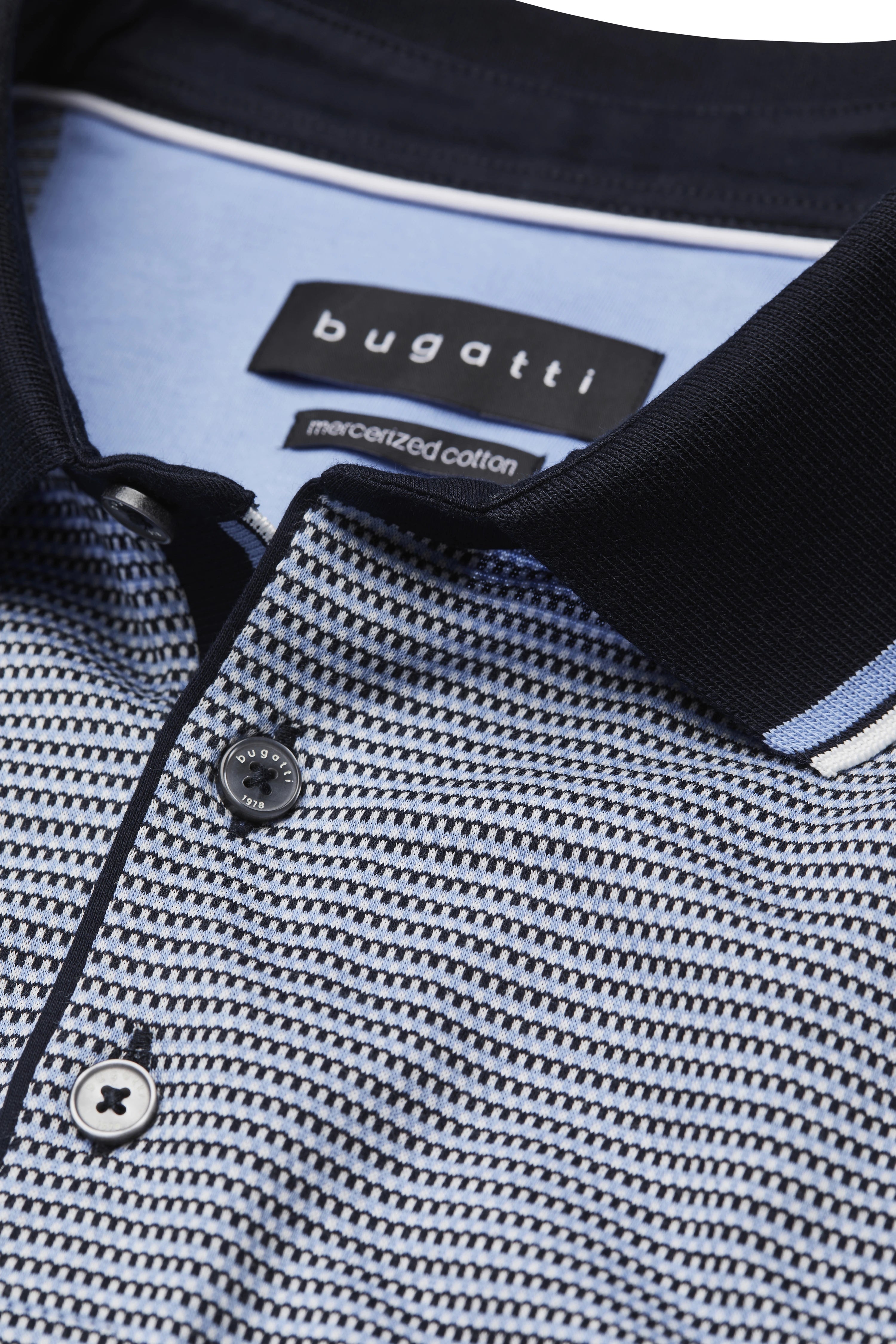 "bugatti Polo, blau-weiß gemustert, Nahaufnahme, Knopfleiste, klassische Eleganz, hochwertiger Stil."