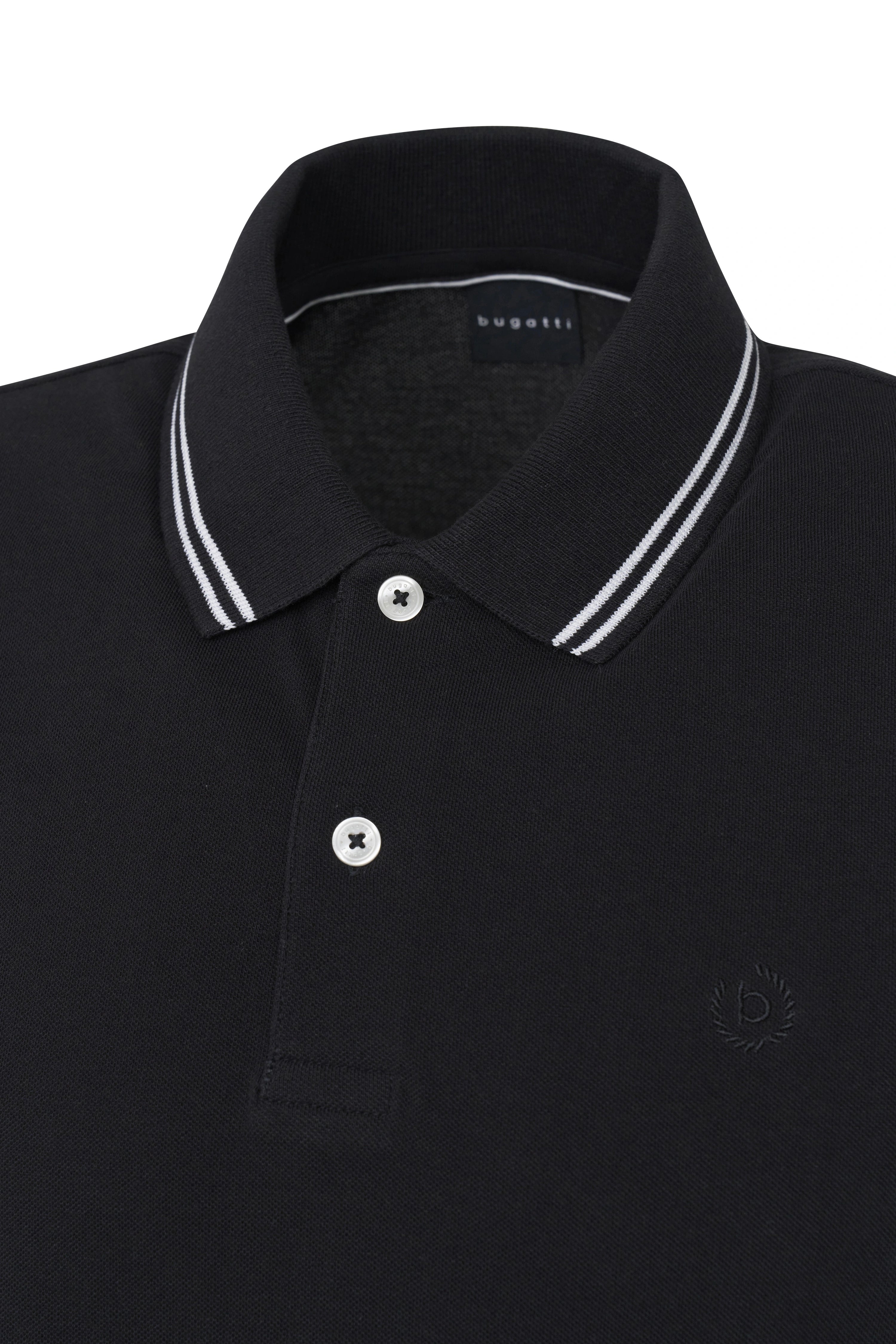 Zwart bugatti poloshirt op model, casual pose, subtiele elegantie en tijdloze verfijning.
