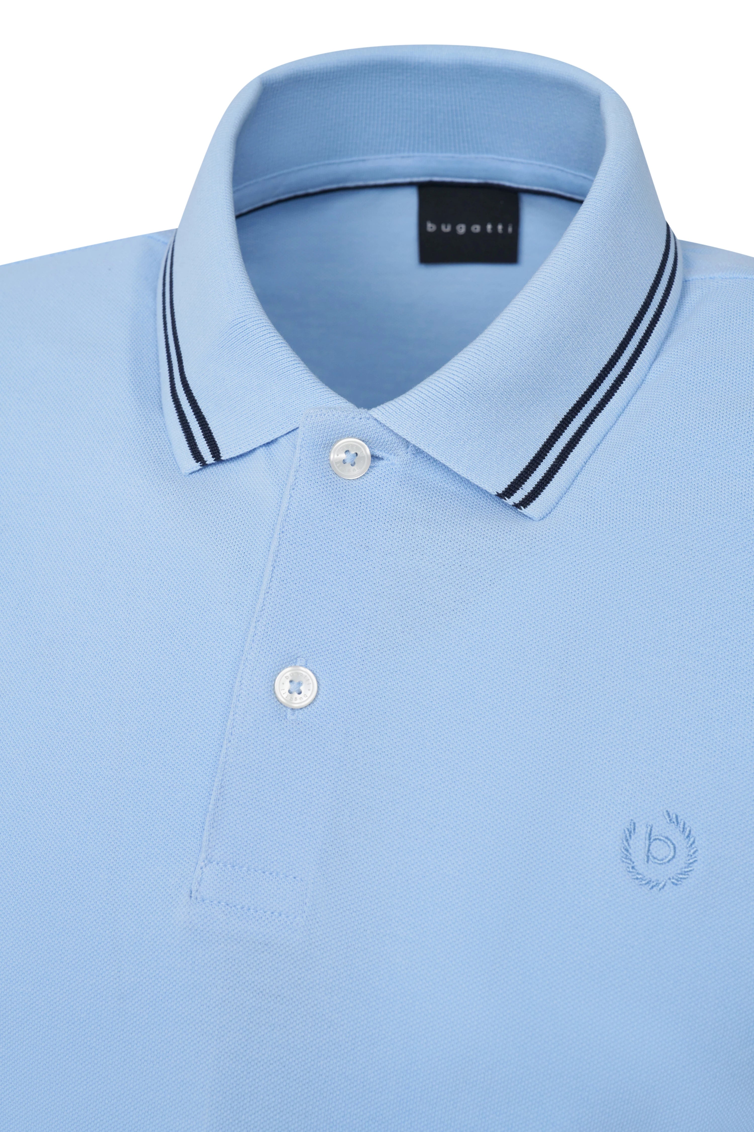 Blaues bugatti Polohemd mit kontrastierenden Streifen am Kragen, Büstenbild.