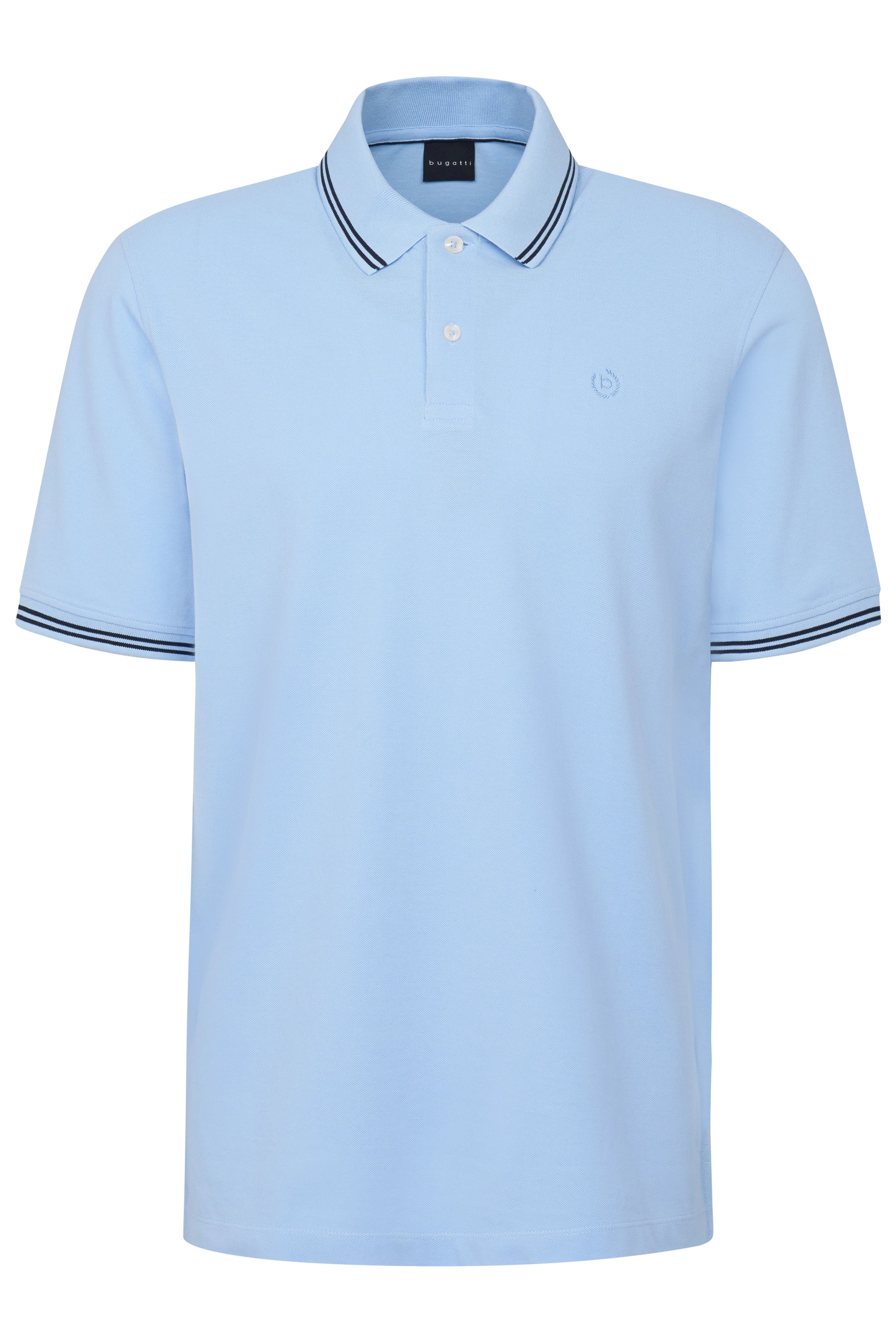 Hellblaues bugatti Polohemd mit Kontraststreifen am Kragen, Büstenbild.
