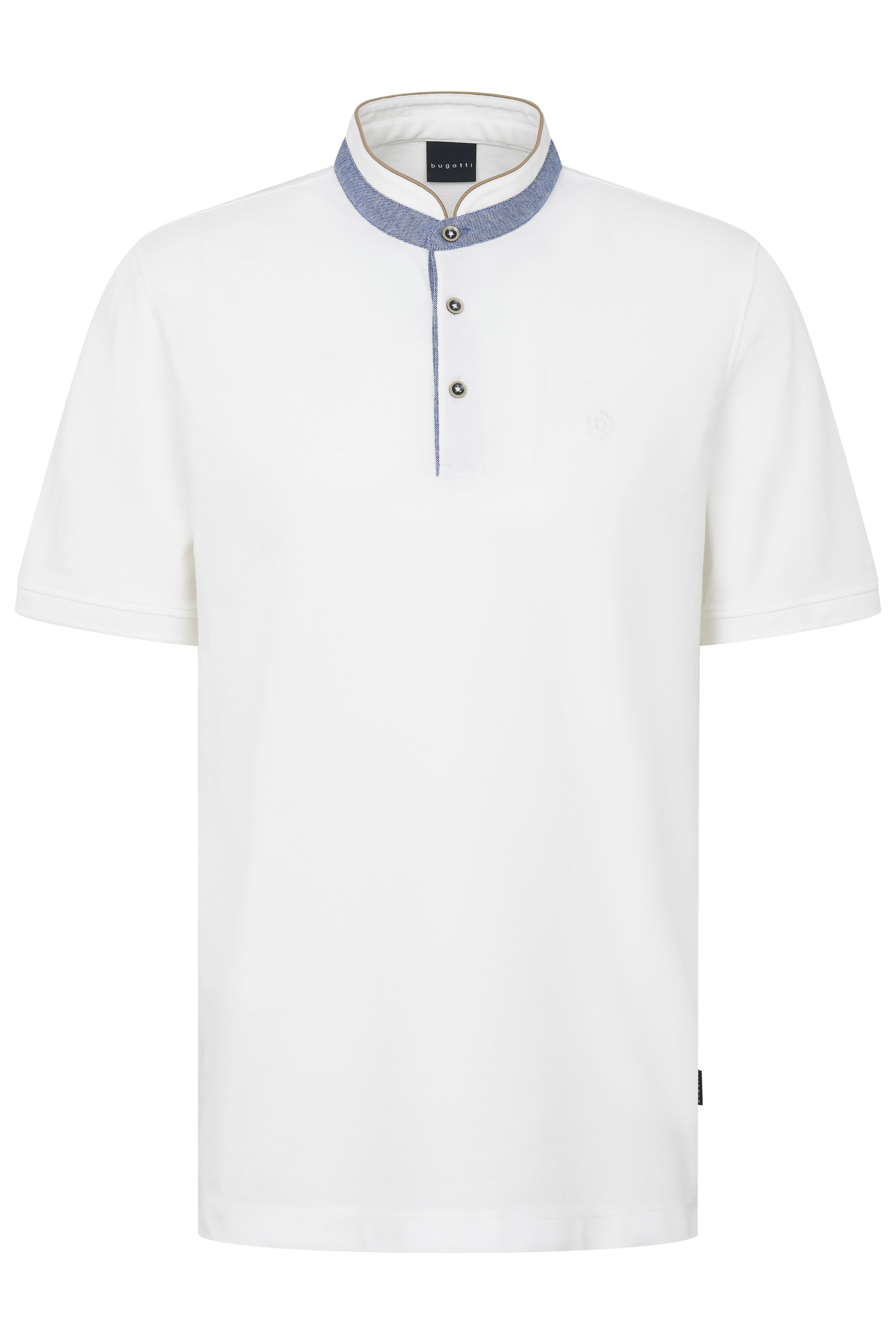 Weiße bugatti Polo mit blauem Kontrastkragen und Knöpfen, Büstenbild.