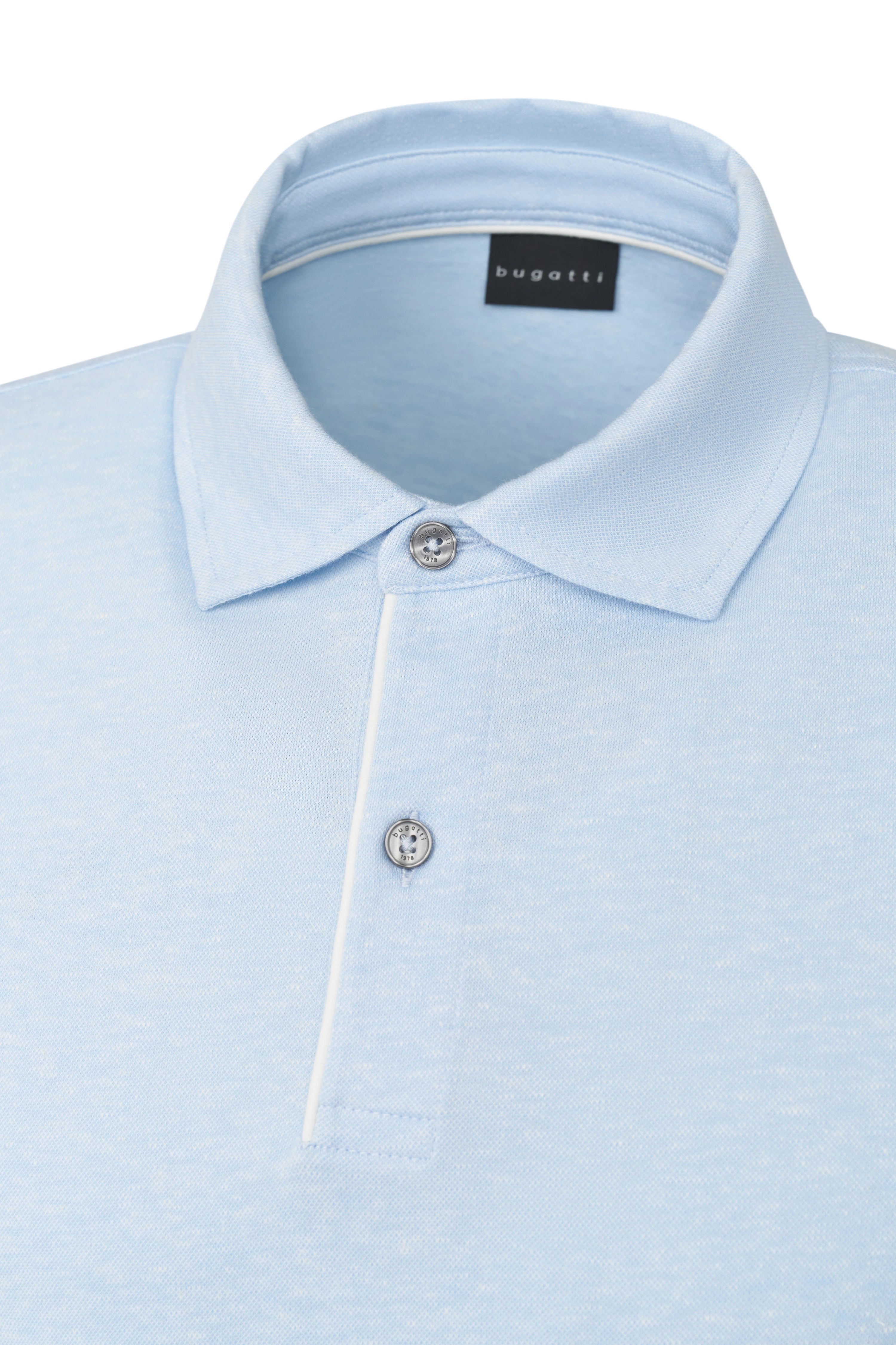 Hellblaues bugatti Poloshirt, Detailaufnahme, elegante Knopfleiste, zeitloser Stil, hochwertige Verarbeitung.