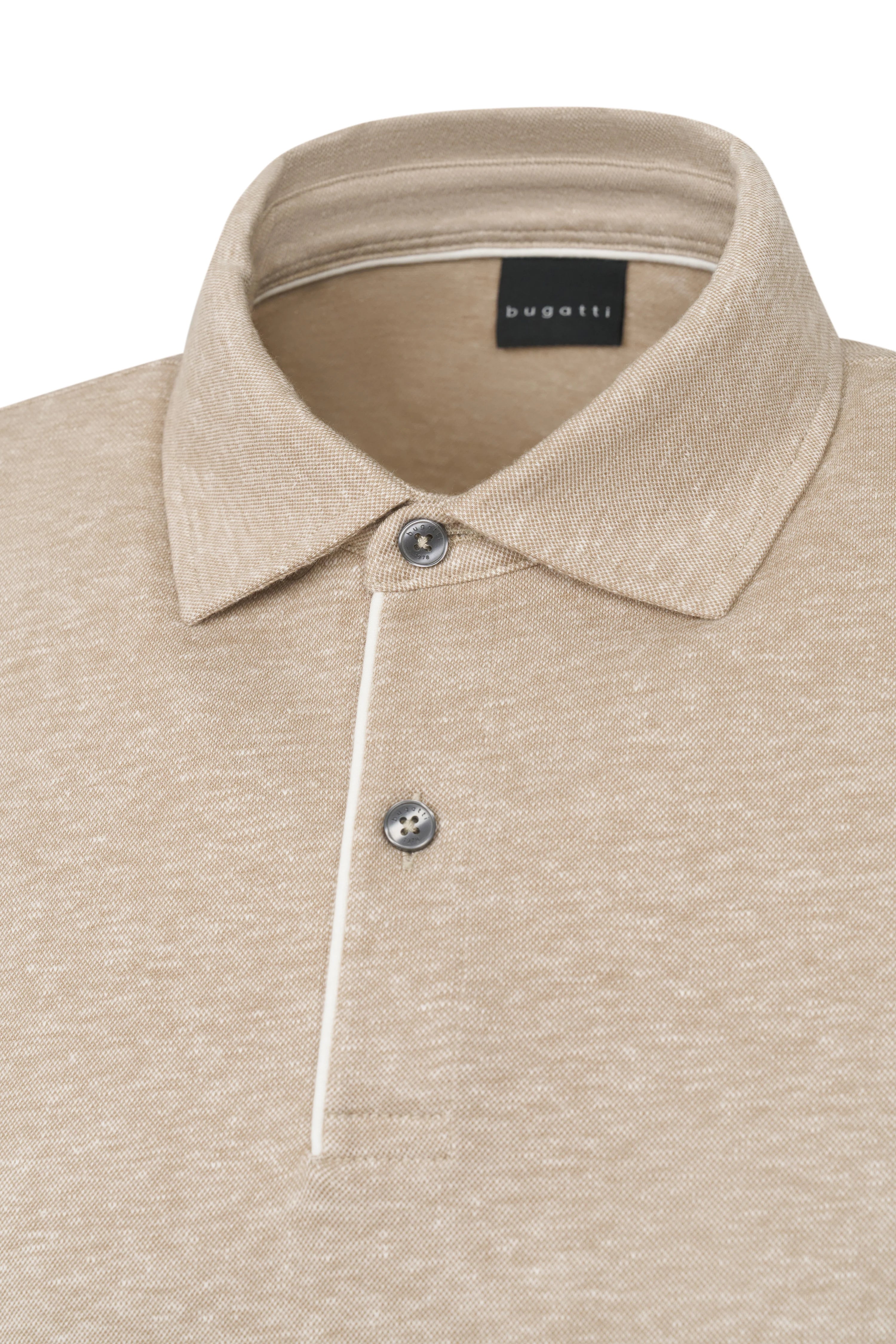 bugatti beiges Poloshirt, feine Textur, Büstenbild, Knopfleiste, lässiger Stil, zeitlose Eleganz.