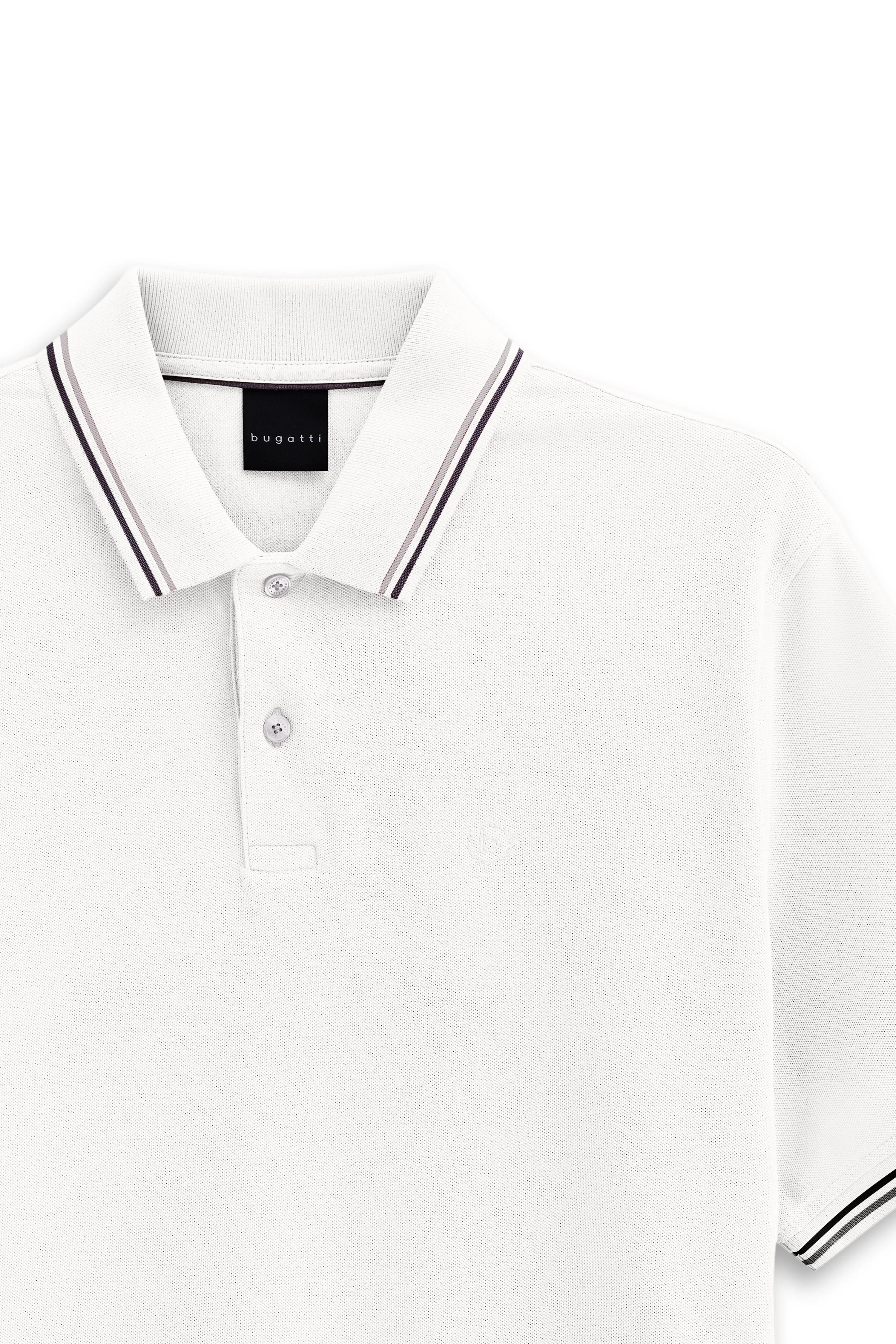 Weißes bugatti Polohemd mit kontrastierenden Streifen am Kragen, Büstenbild.