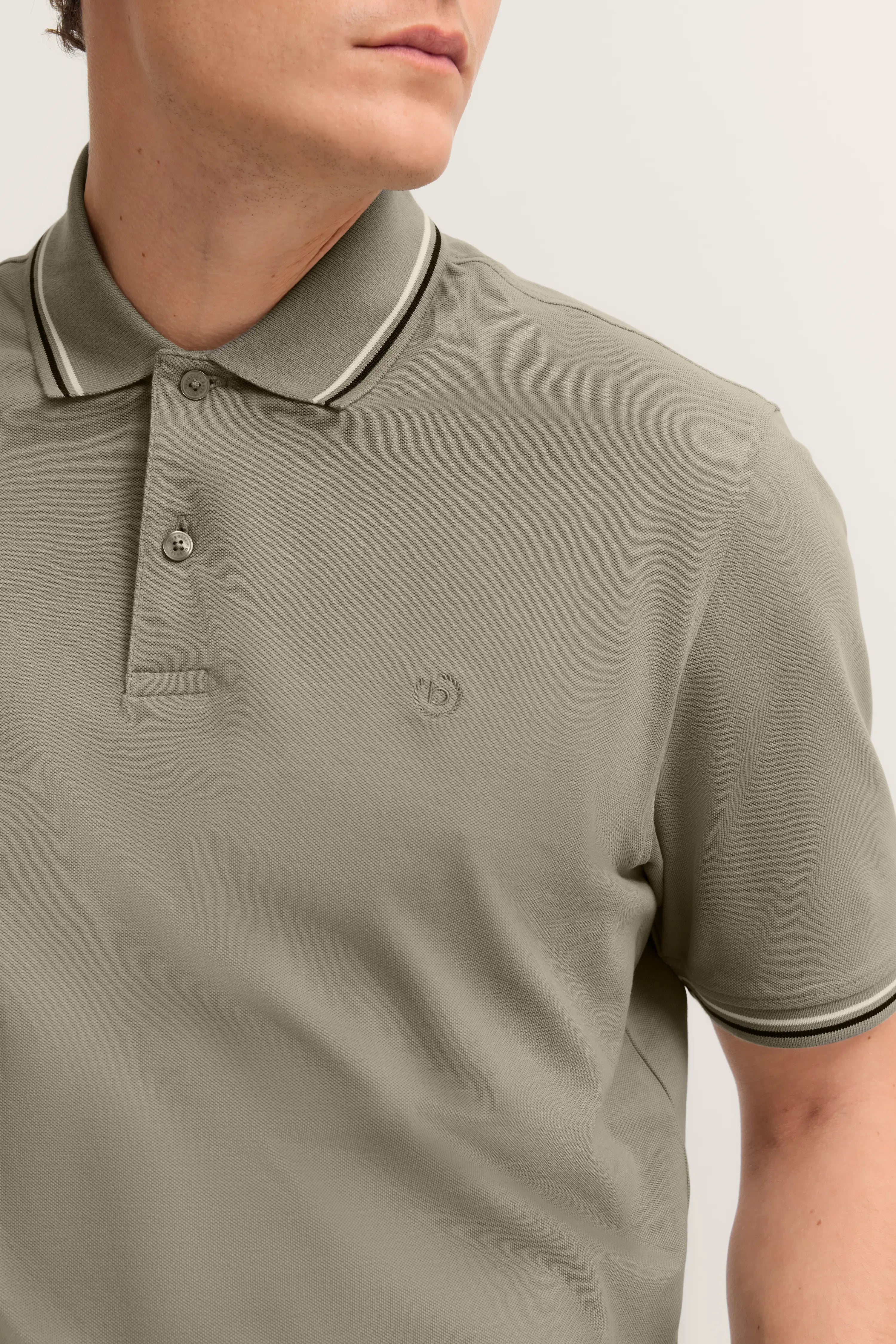 bugatti olivgrünes Polohemd, Büstenbild, klassische Eleganz mit feinen Streifen am Kragen.