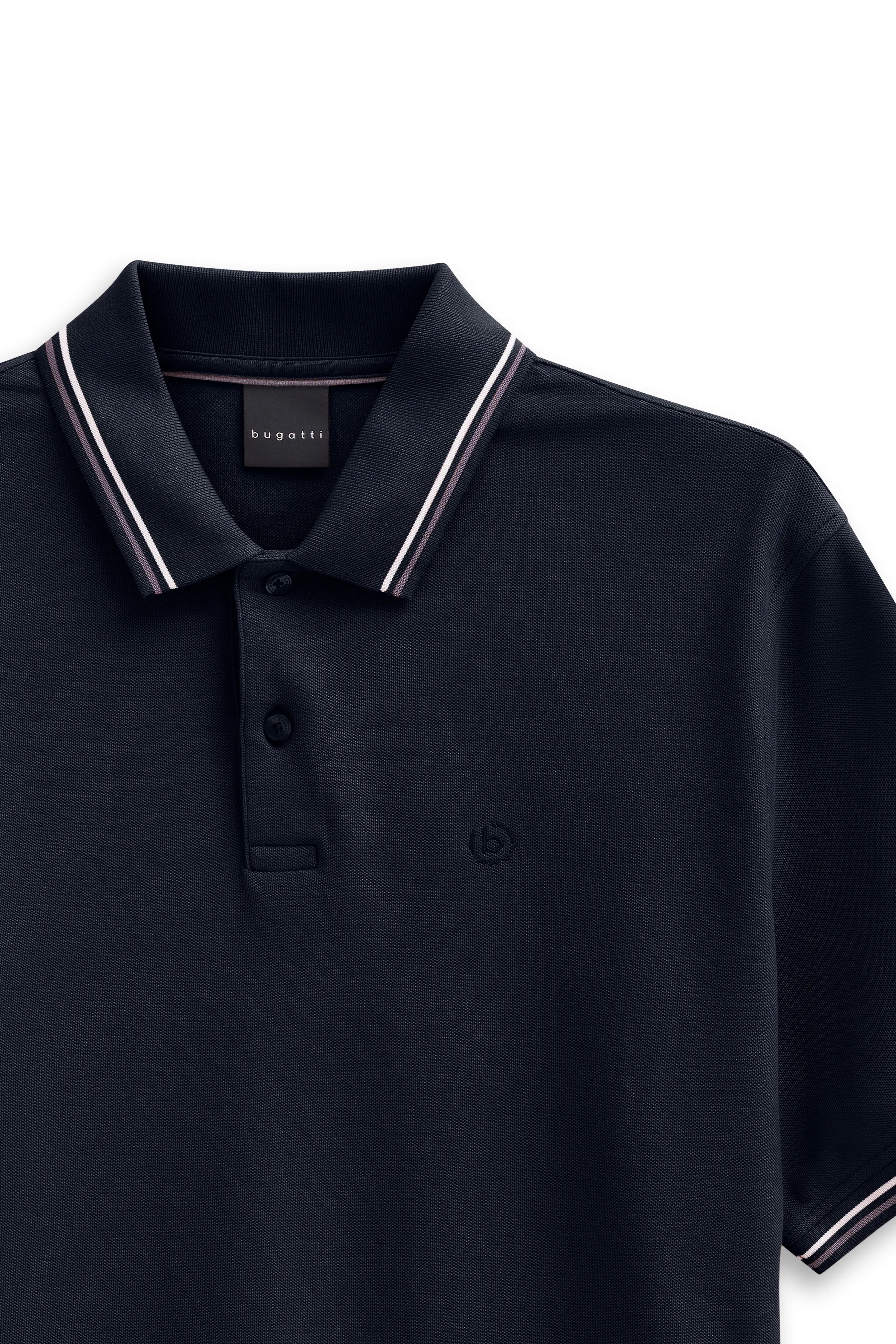 Dunkelblaues bugatti Poloshirt mit Kontraststreifen, Büstenbild.