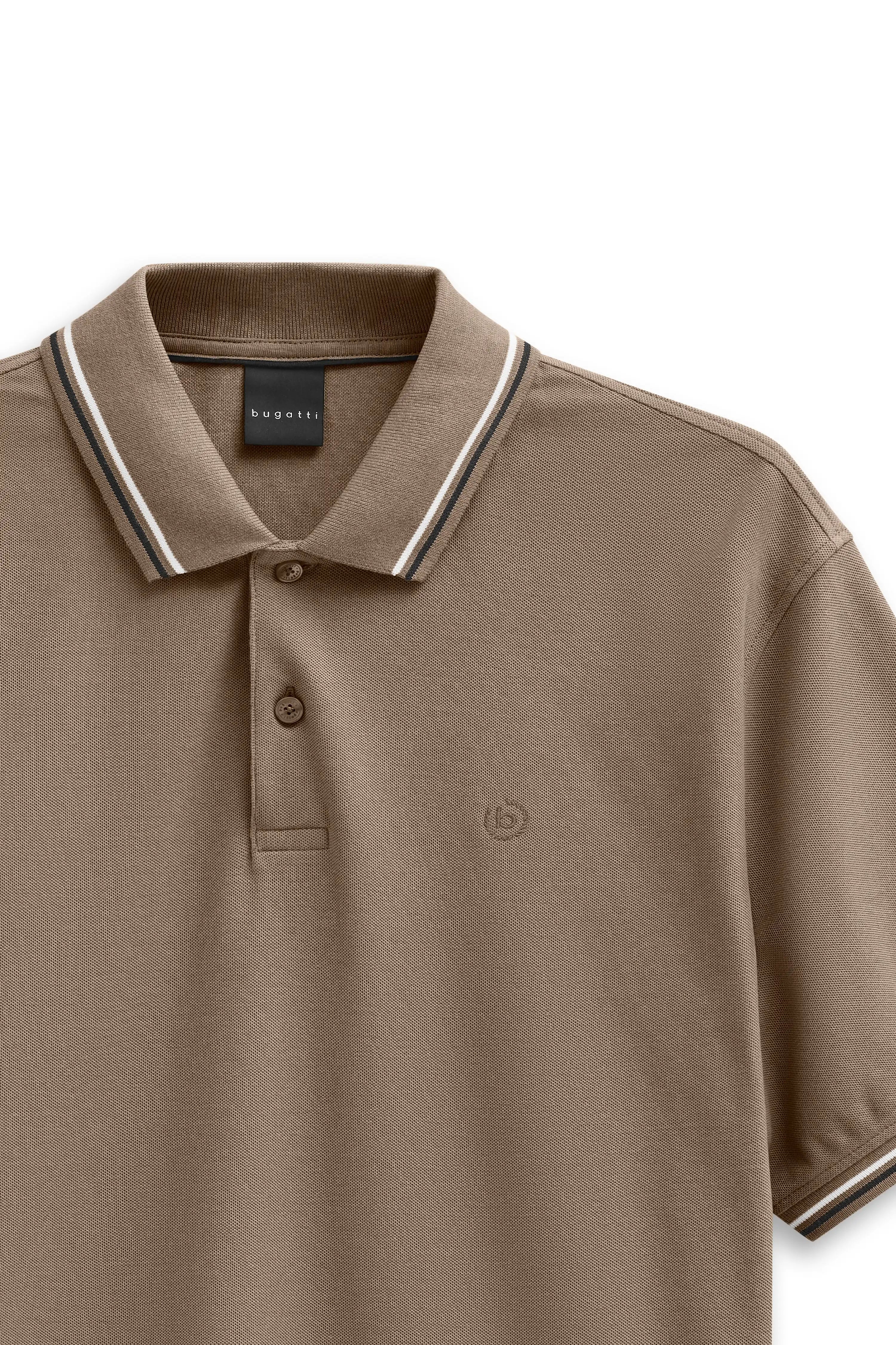 bugatti Polohemd in Beige, klassisches Design mit gestreiftem Kragen. Büstenbild.