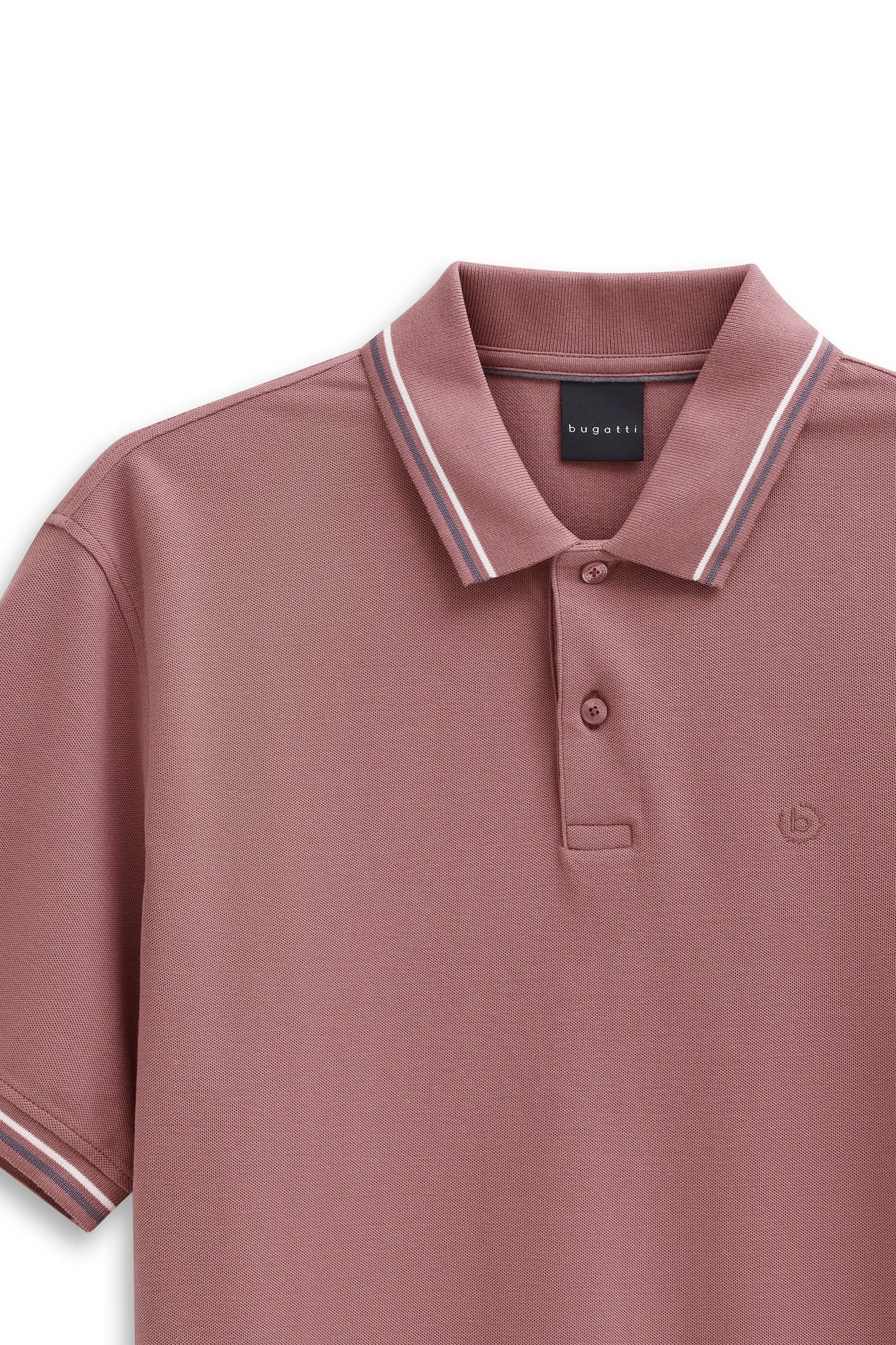 bugatti Polo-Shirt in Altrosa mit Kontraststreifen, Büstenaufnahme.