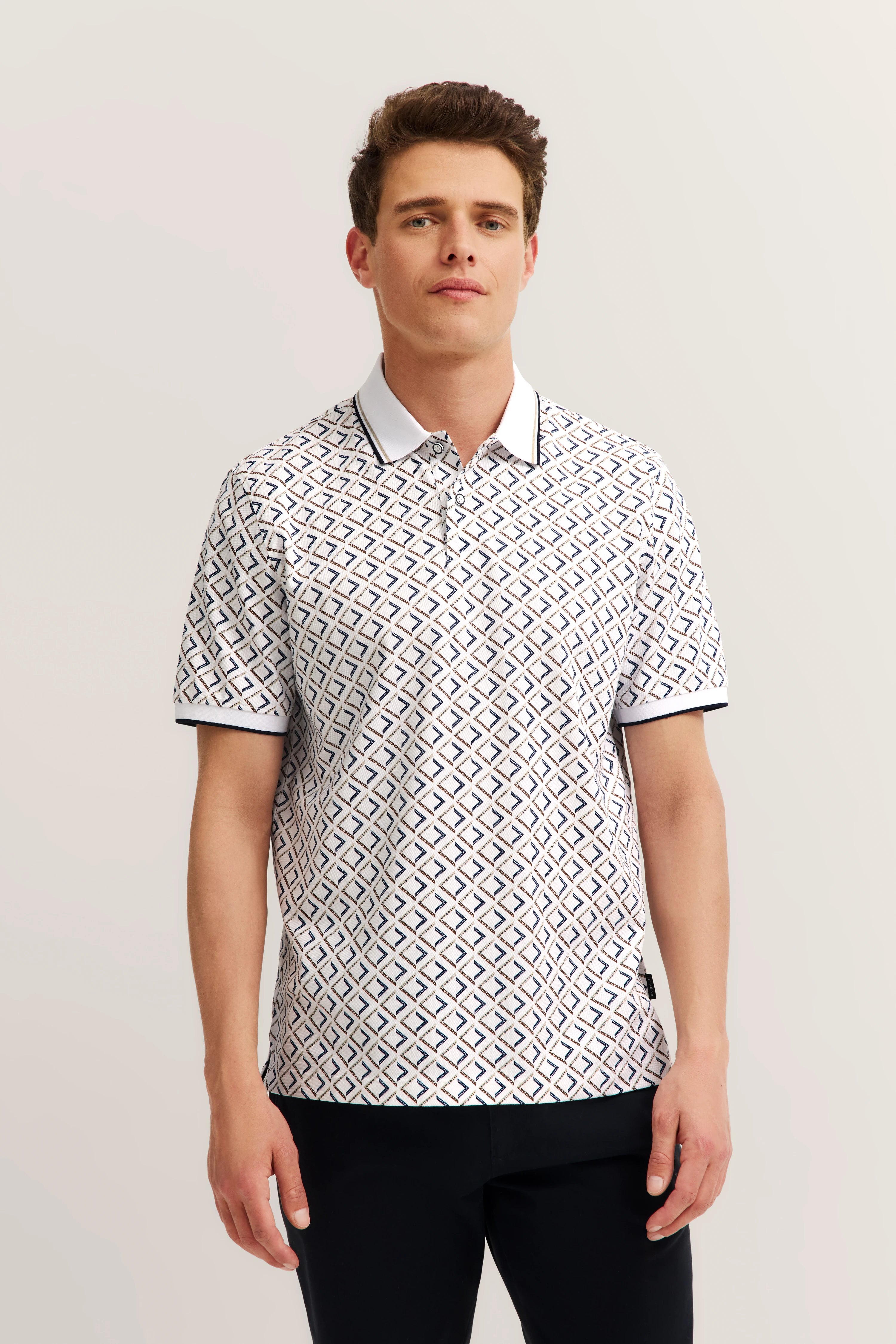 Weißes Poloshirt mit blauem Muster, Model in entspannter Pose, bugatti Stil.
