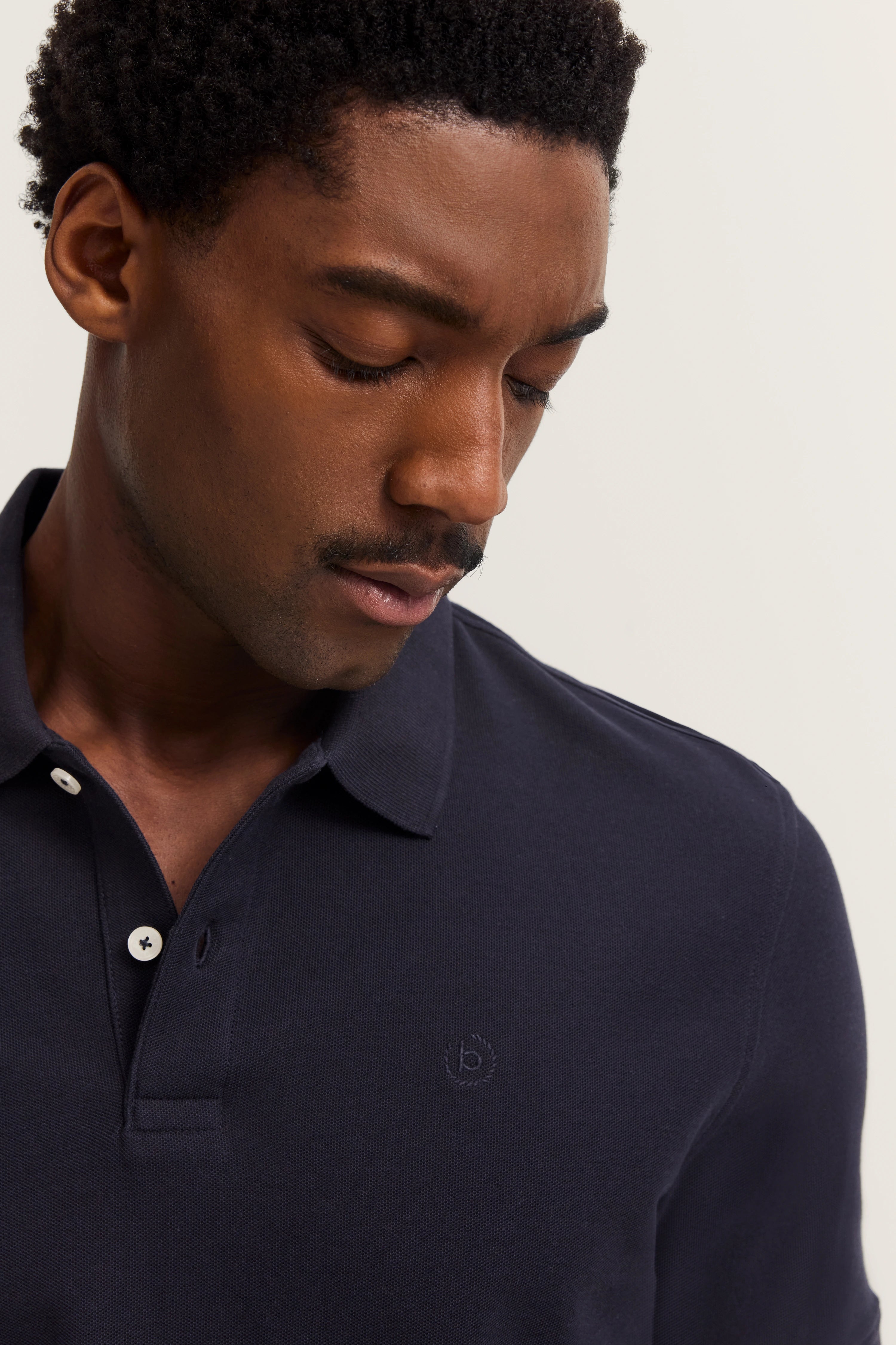 Navy Polo-Shirt von bugatti, Büstenbild, klassischer Stil, dezentes Logo, zeitlose Eleganz.