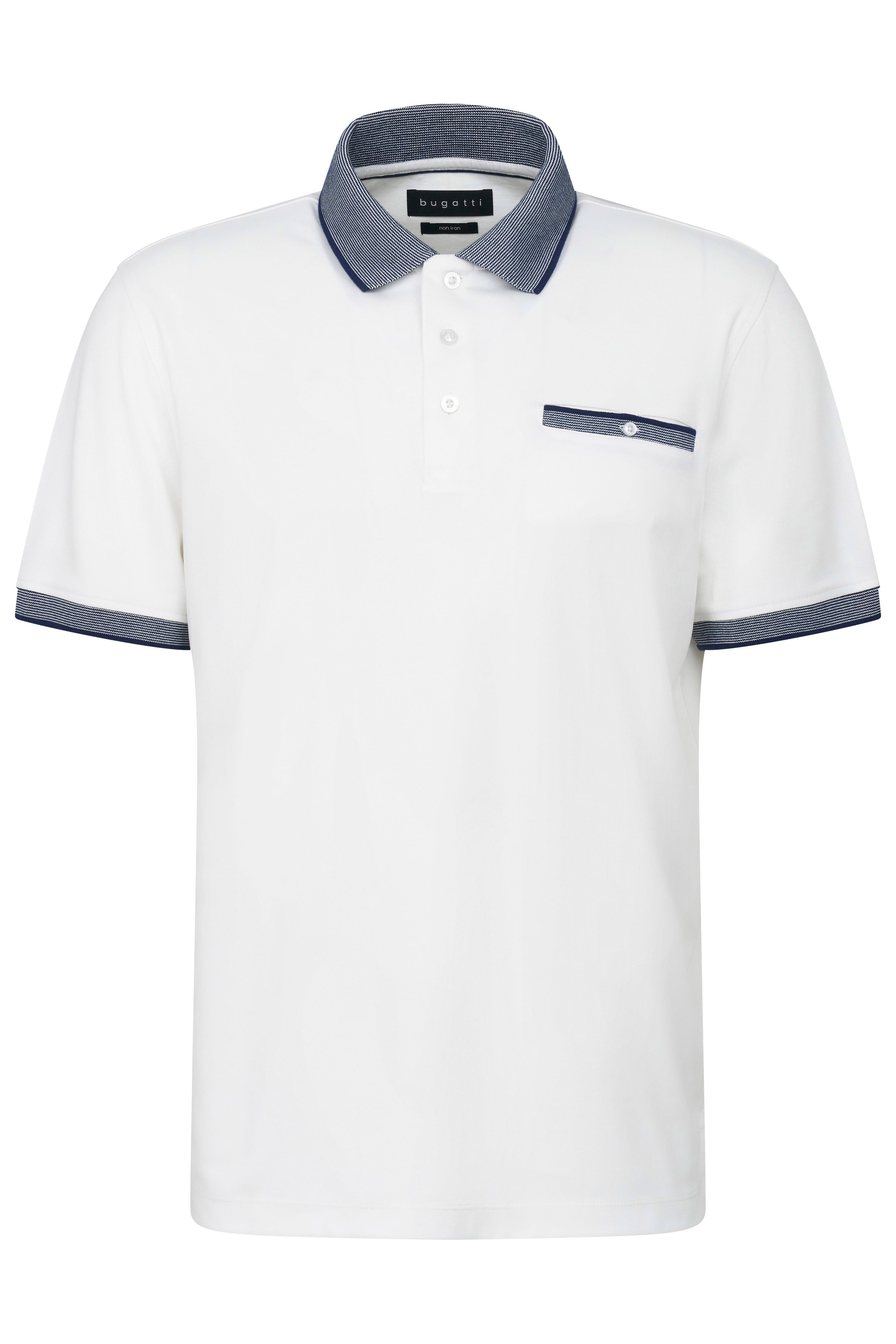 Weißes bugatti Polohemd mit blauem Kragen und Ärmelrand, Büstenbild.