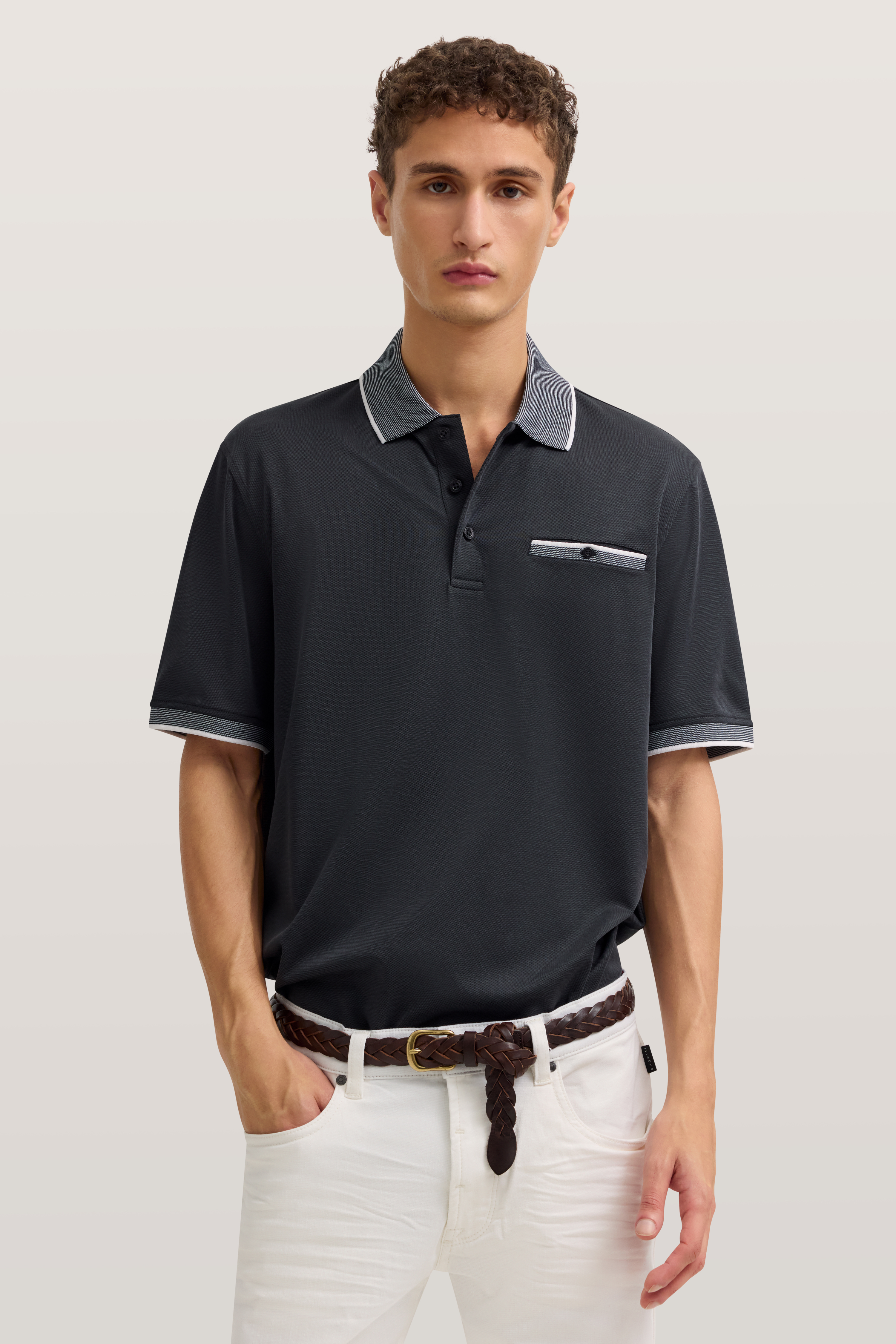 Dunkelblaues Polo von bugatti, weißer Rand, Büstenbild, lässige Haltung.