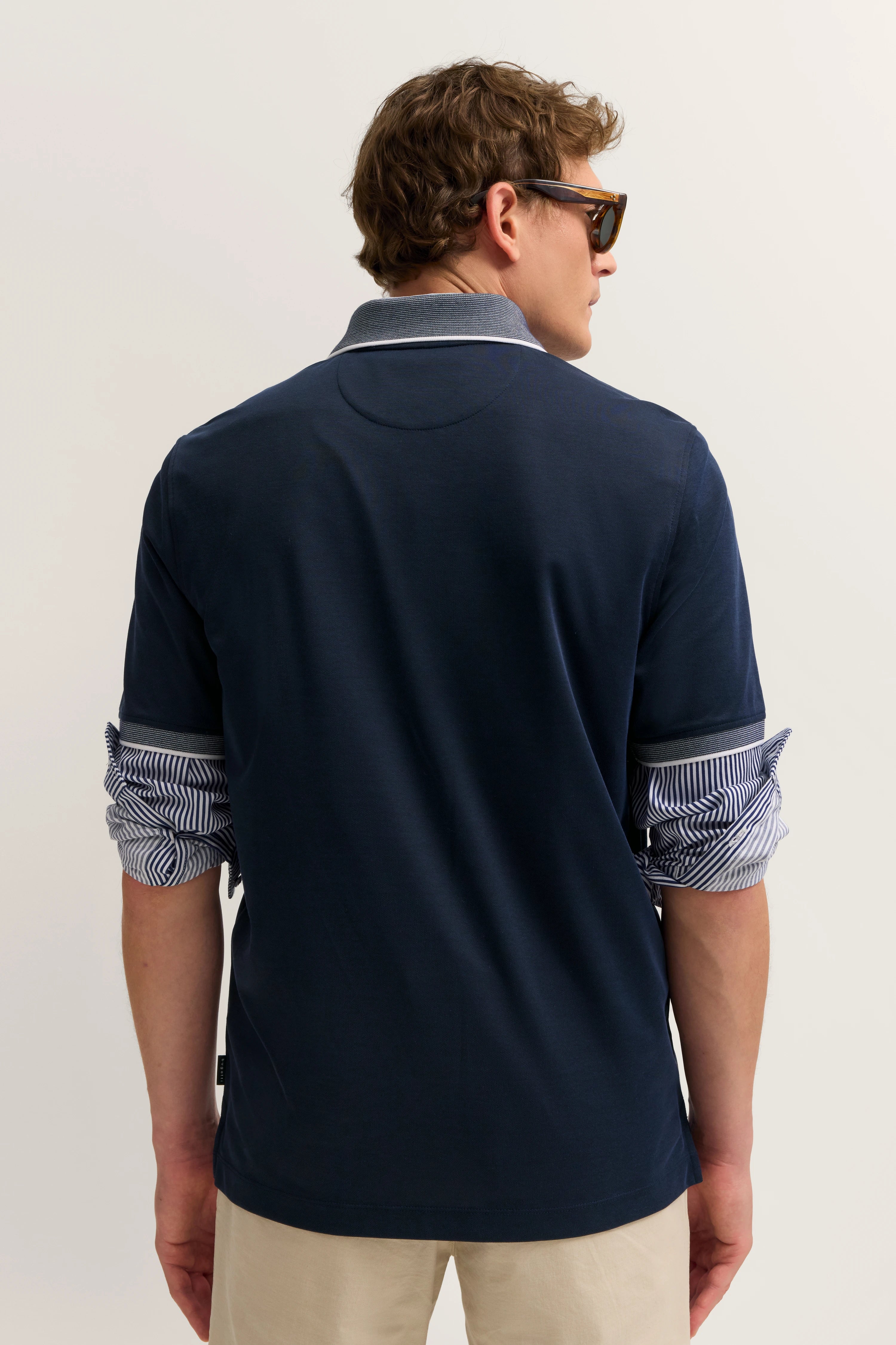 Navy Polo mit gestreiftem Hemd, legeres Modelbild, Rückansicht, entspannter Stil von bugatti.