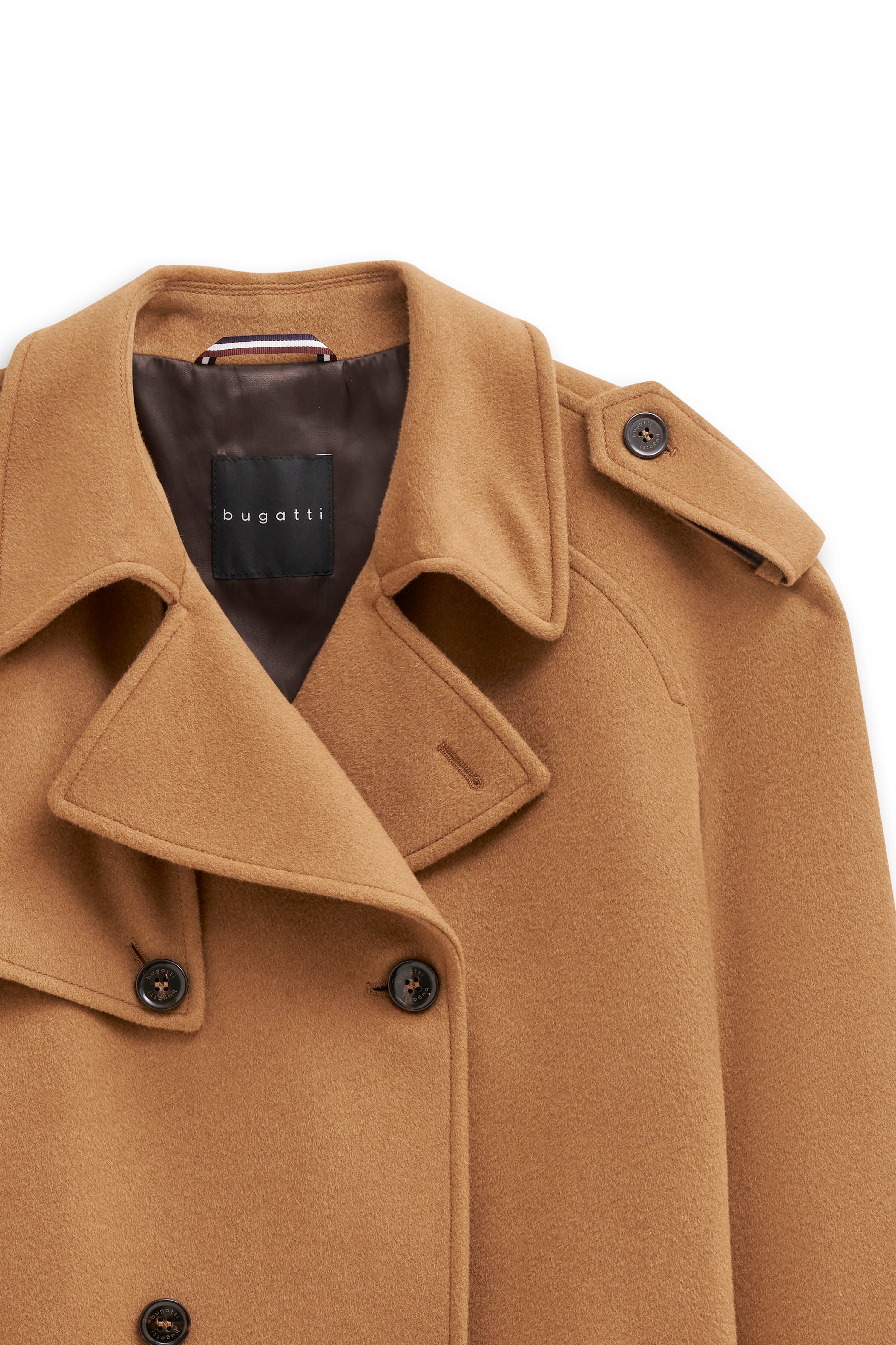bugatti camelbrauner Mantel, Detailansicht, klassisches Design, hochwertige Verarbeitung.