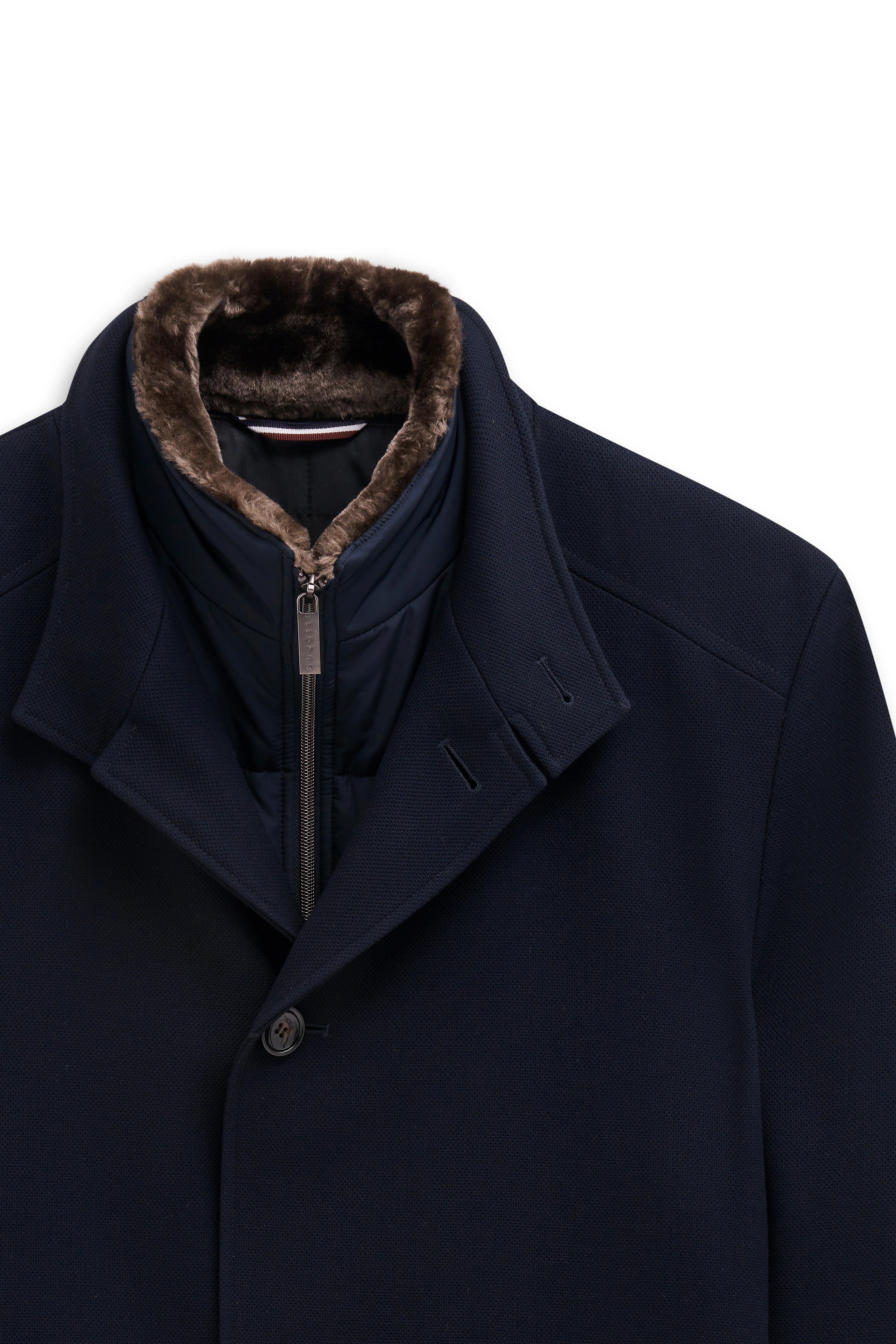 Navy Mantel mit braunem Kunstpelzkragen, Detailansicht, bugatti Eleganz und Stil.