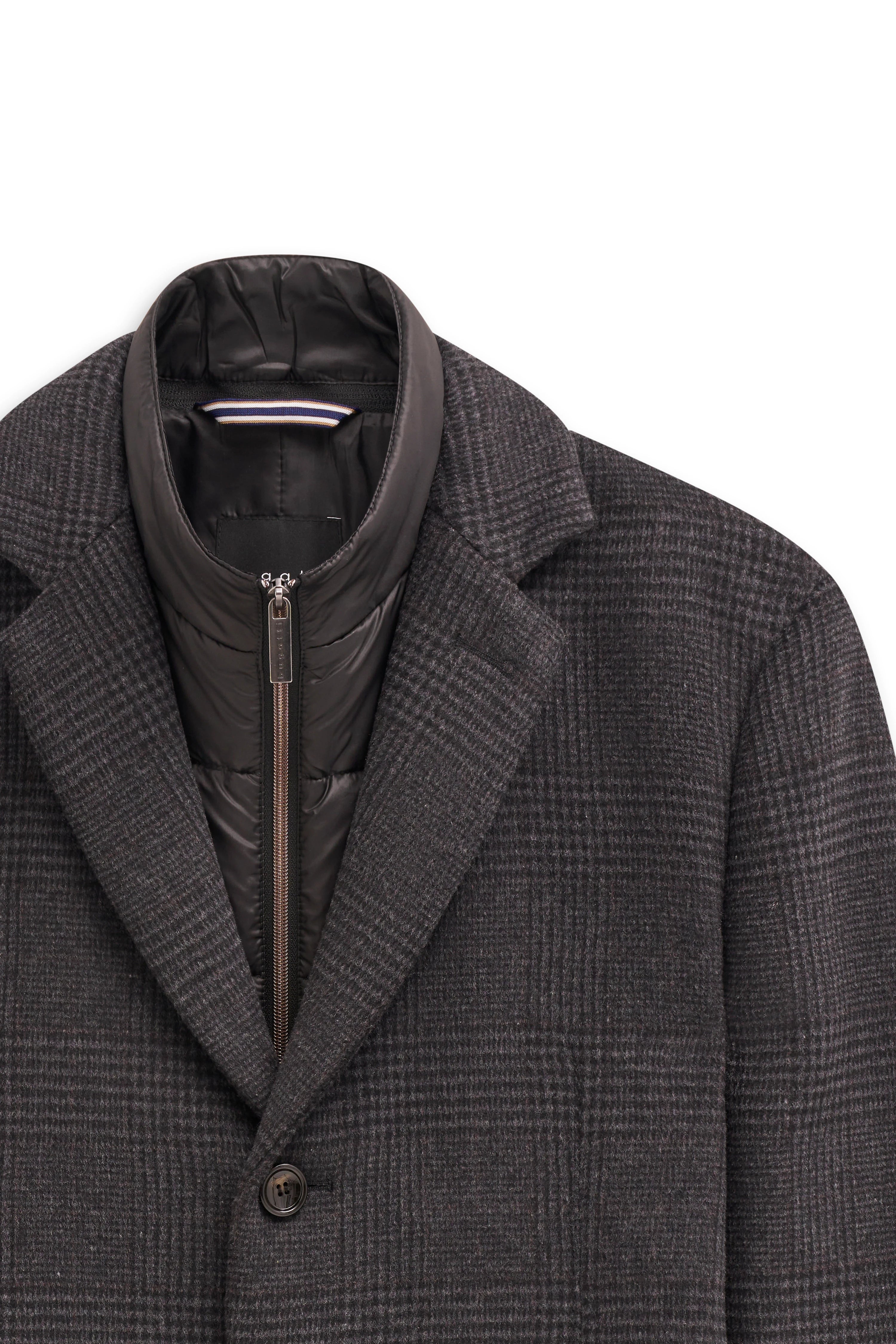 Grauer bugatti Glencheck-Mantel mit integriertem schwarzem Steppkragen, Büstenbild.