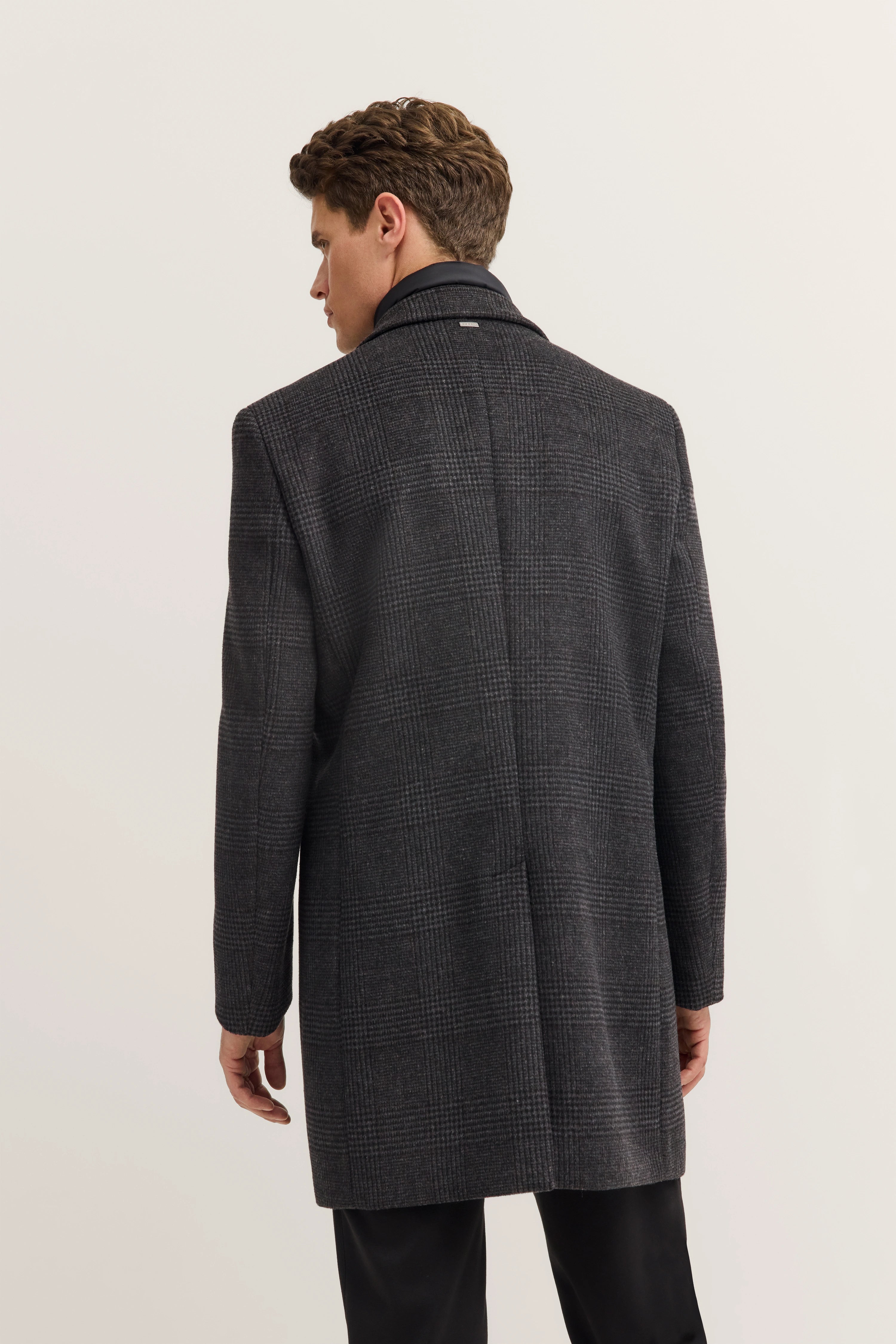 Grauer, karierter bugatti-Mantel, Modelbild, Rückansicht, legeres Posing.