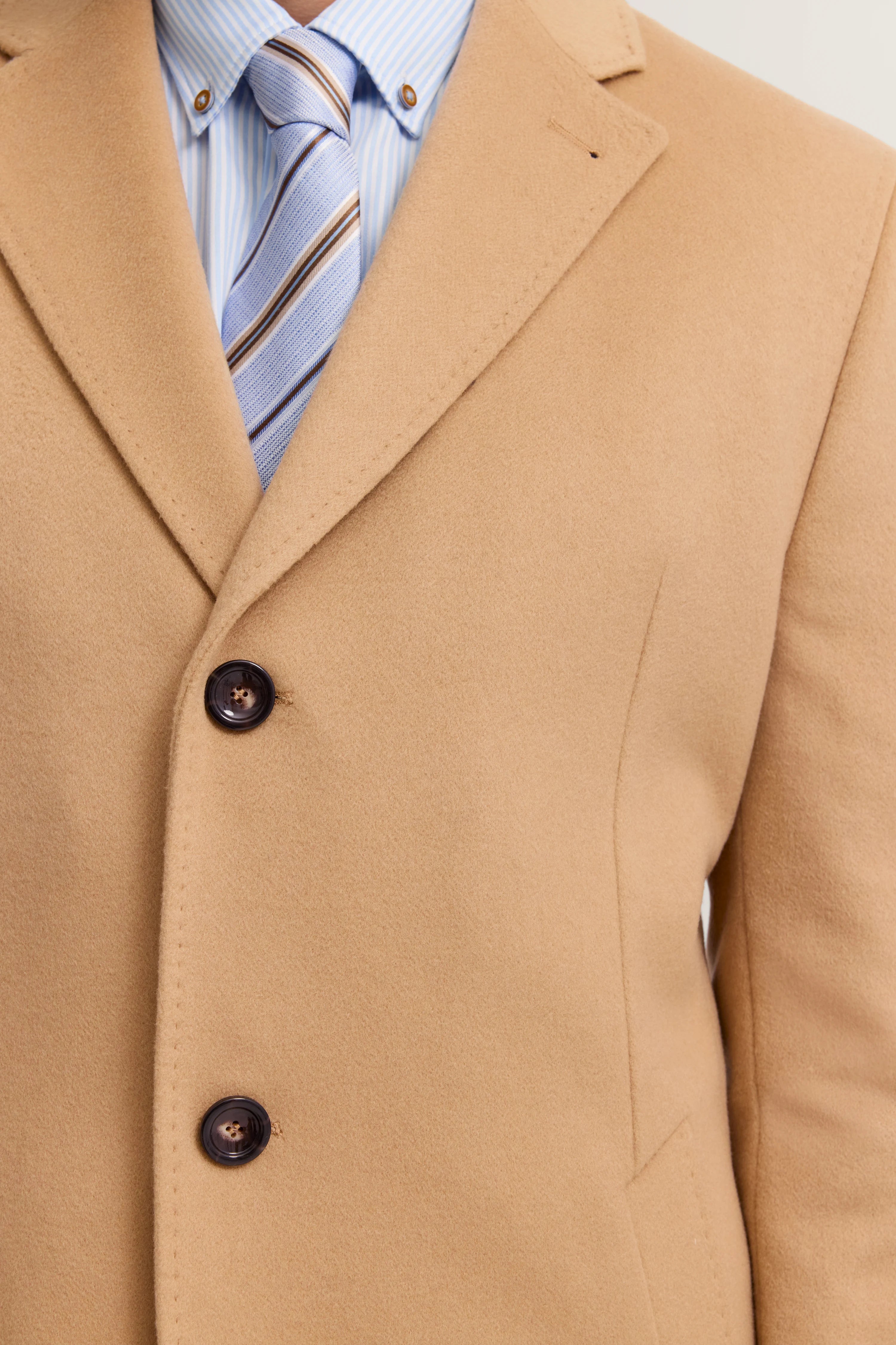 Kamelhaar-Mantel in Beige von bugatti, Büstenbild, klassischer Stil, zeitlose Eleganz.